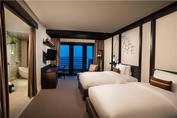 2 Twin Beds with Horizon View