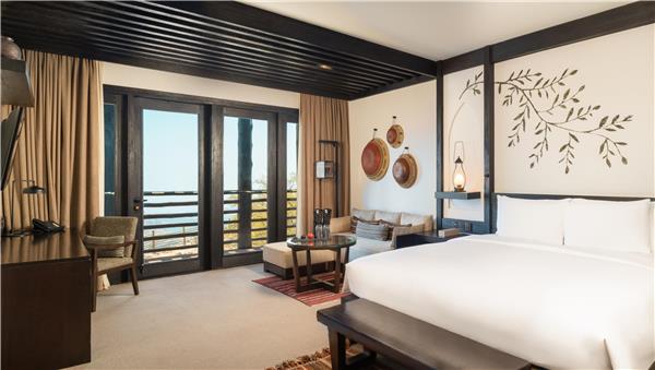 1 KING BED WITH JABAL RIDGE VIEW