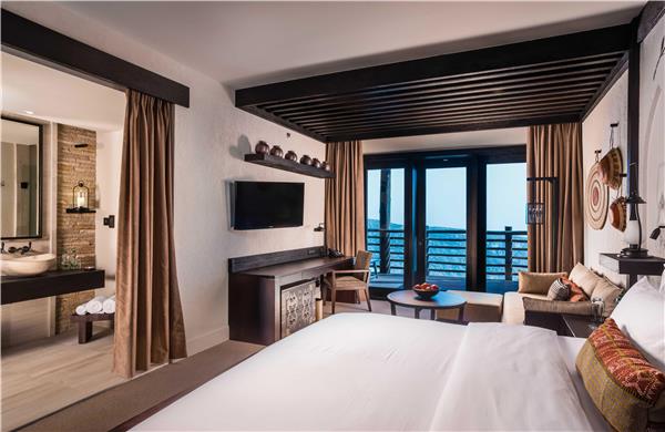 1 KING BED WITH HORIZON VIEW