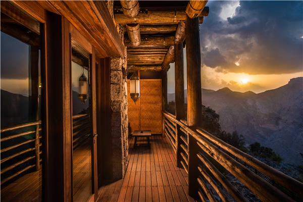 1 King Bed with Mountain View