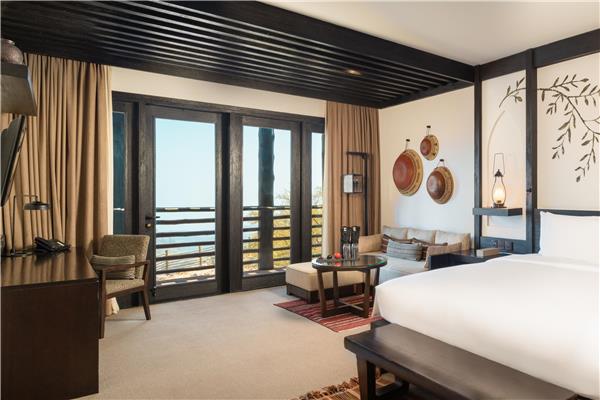 1 KING BED WITH JABAL RIDGE VIEW