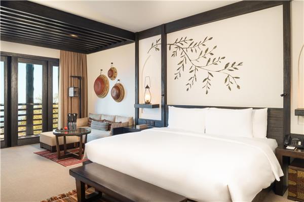 1 KING BED WITH JABAL RIDGE VIEW