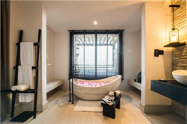 1 King Bed with Jabal Horizon View