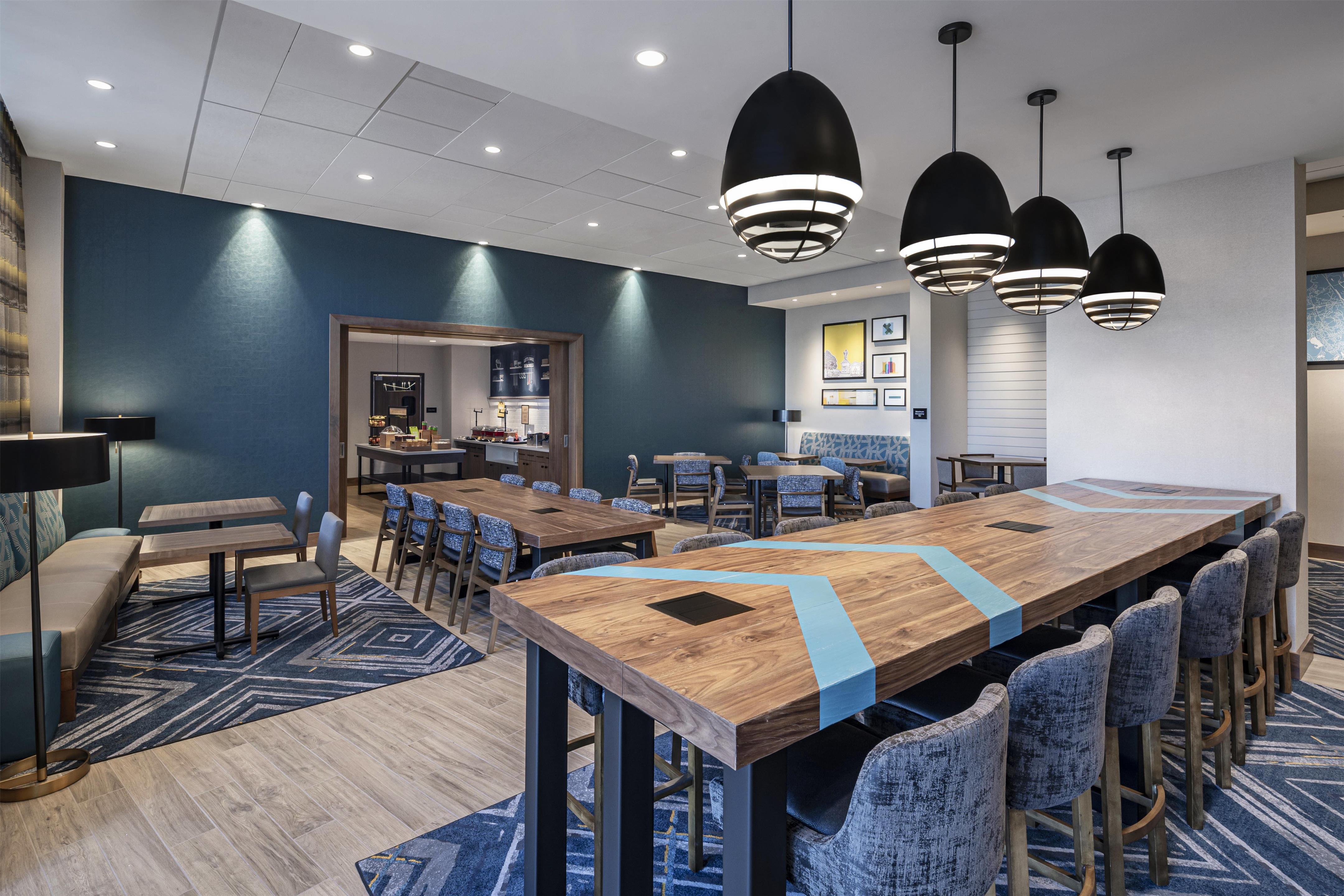 Breakfast Area | Hampton Inn Boston Woburn