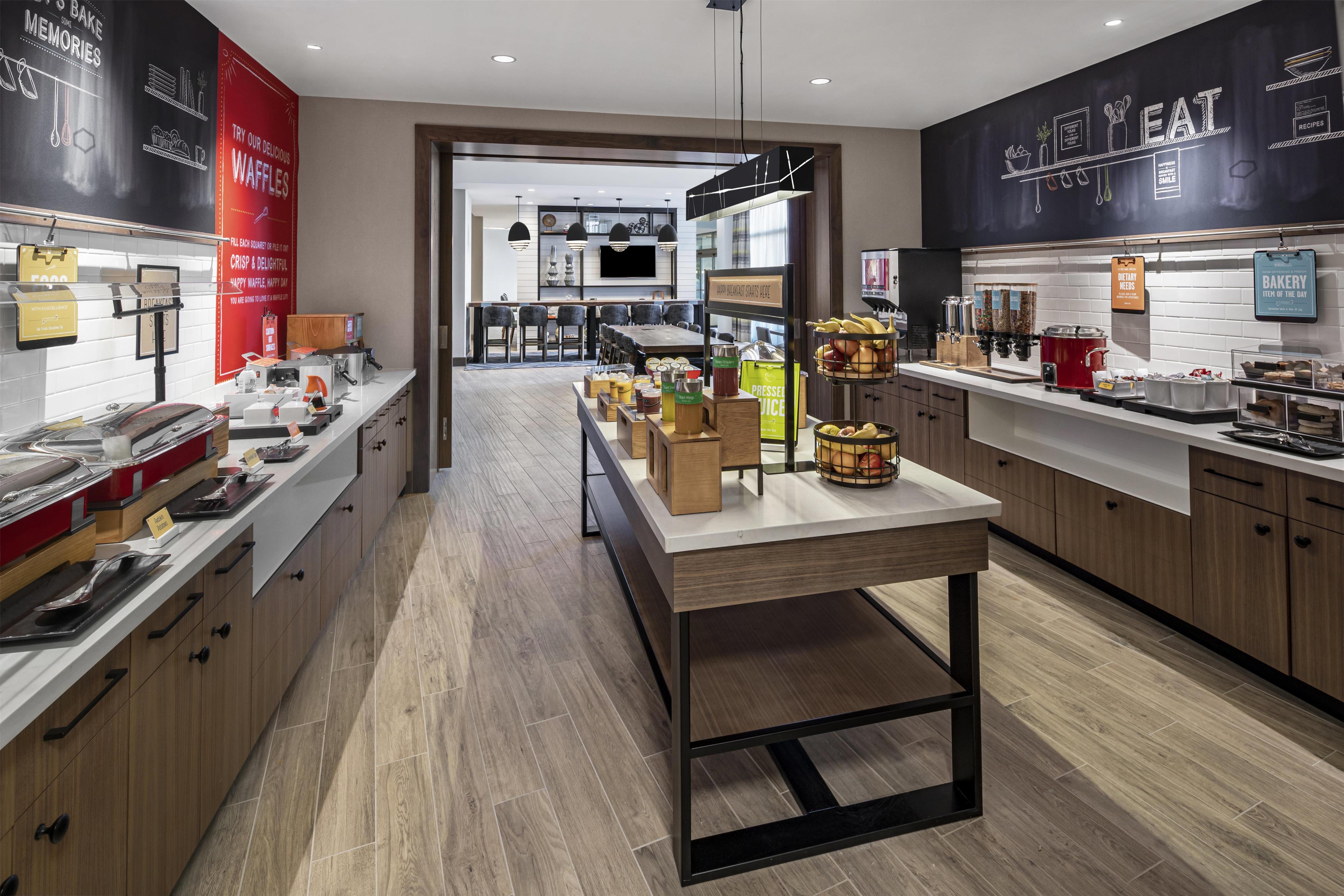 Breakfast Area | Hampton Inn Boston Woburn
