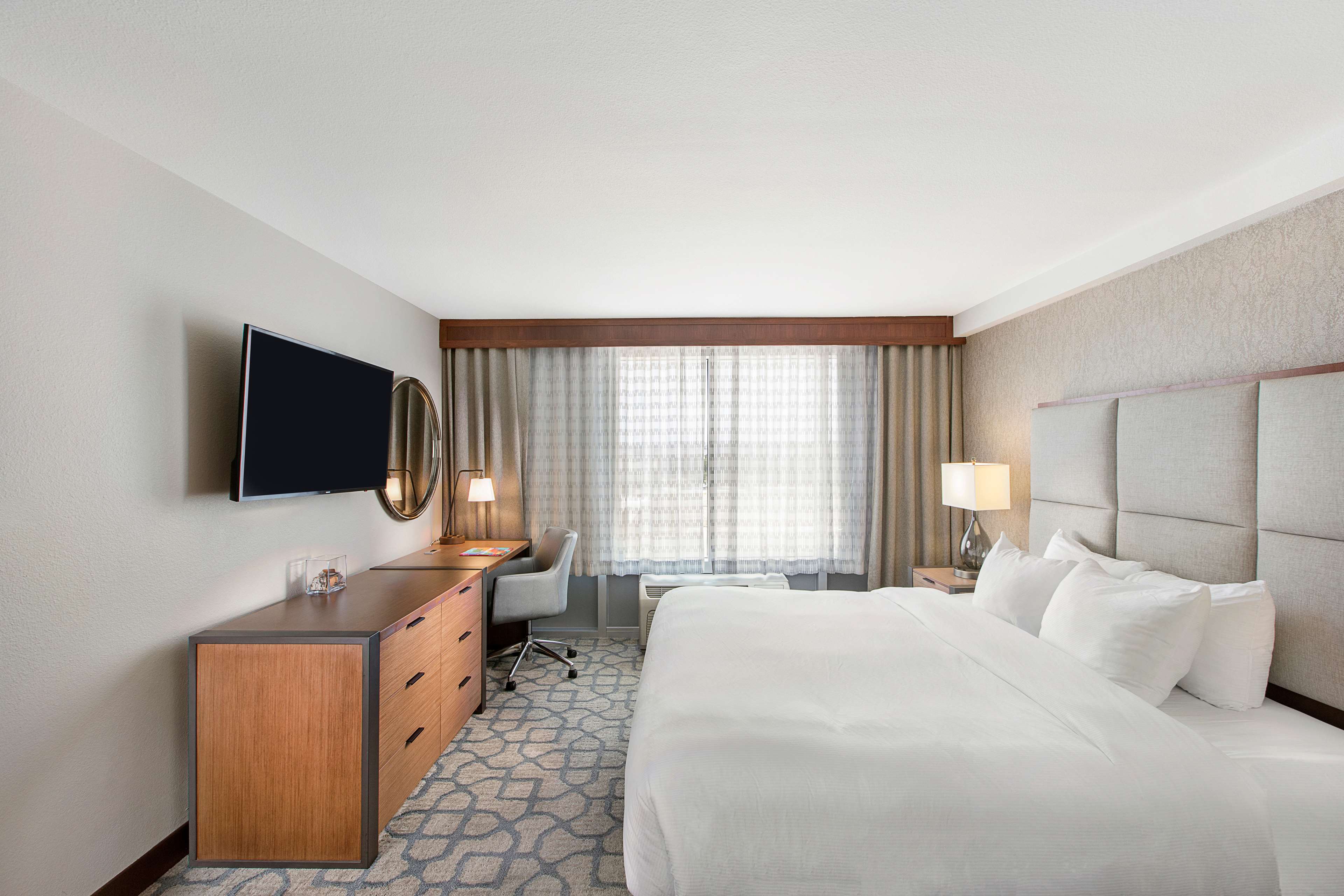 DoubleTree by Hilton San Antonio Northwest Room Type - 1 KING DELUXE W SOFABED