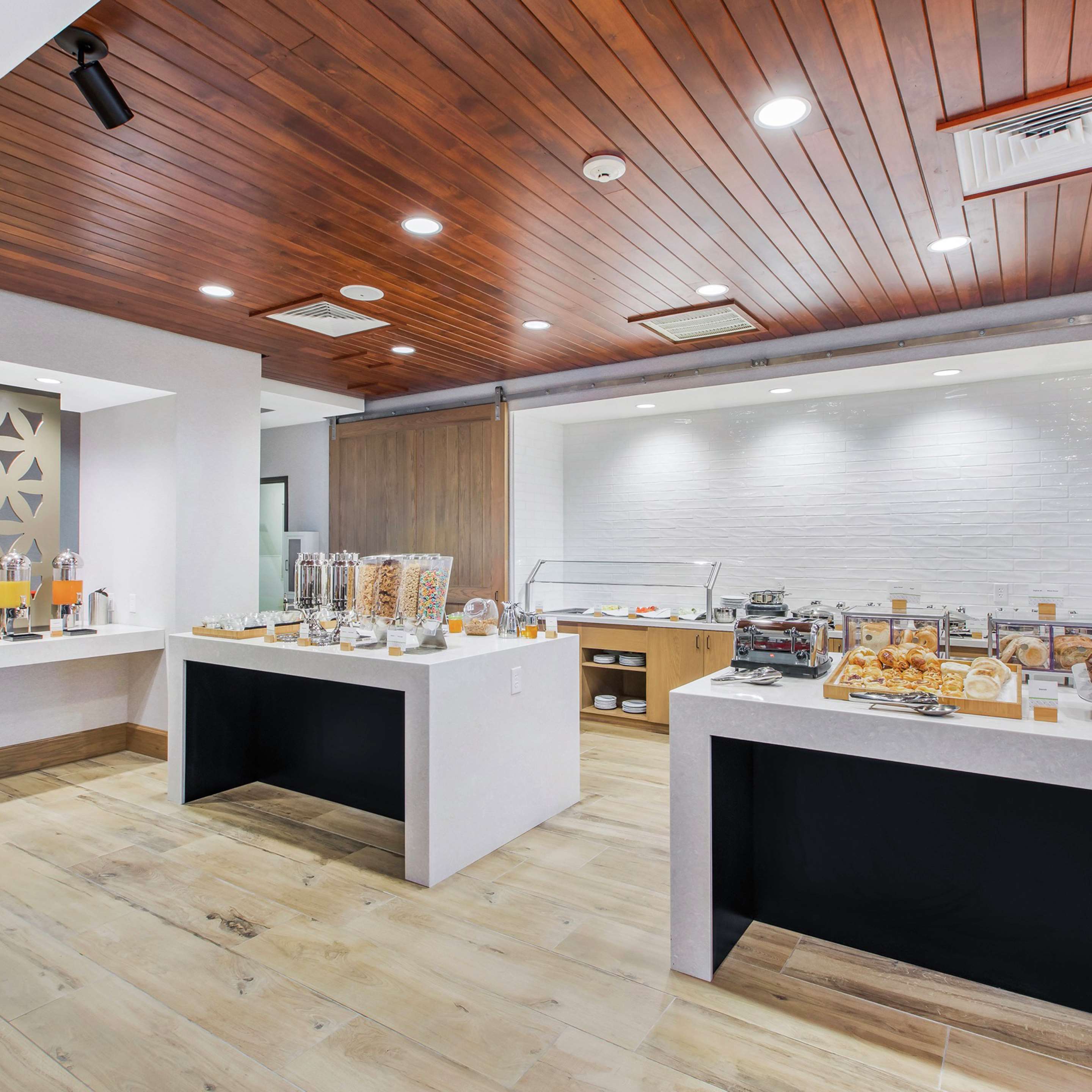 Breakfast Area | DoubleTree by Hilton San Antonio Northwest - La Cantera