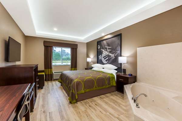 Suite - Super 8 Hotel North Kingwood - I-69, Exit 153