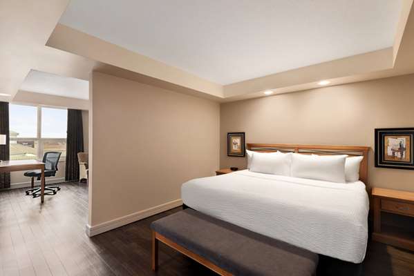 Suite - Royal Hotel Edmonton Airport Leduc