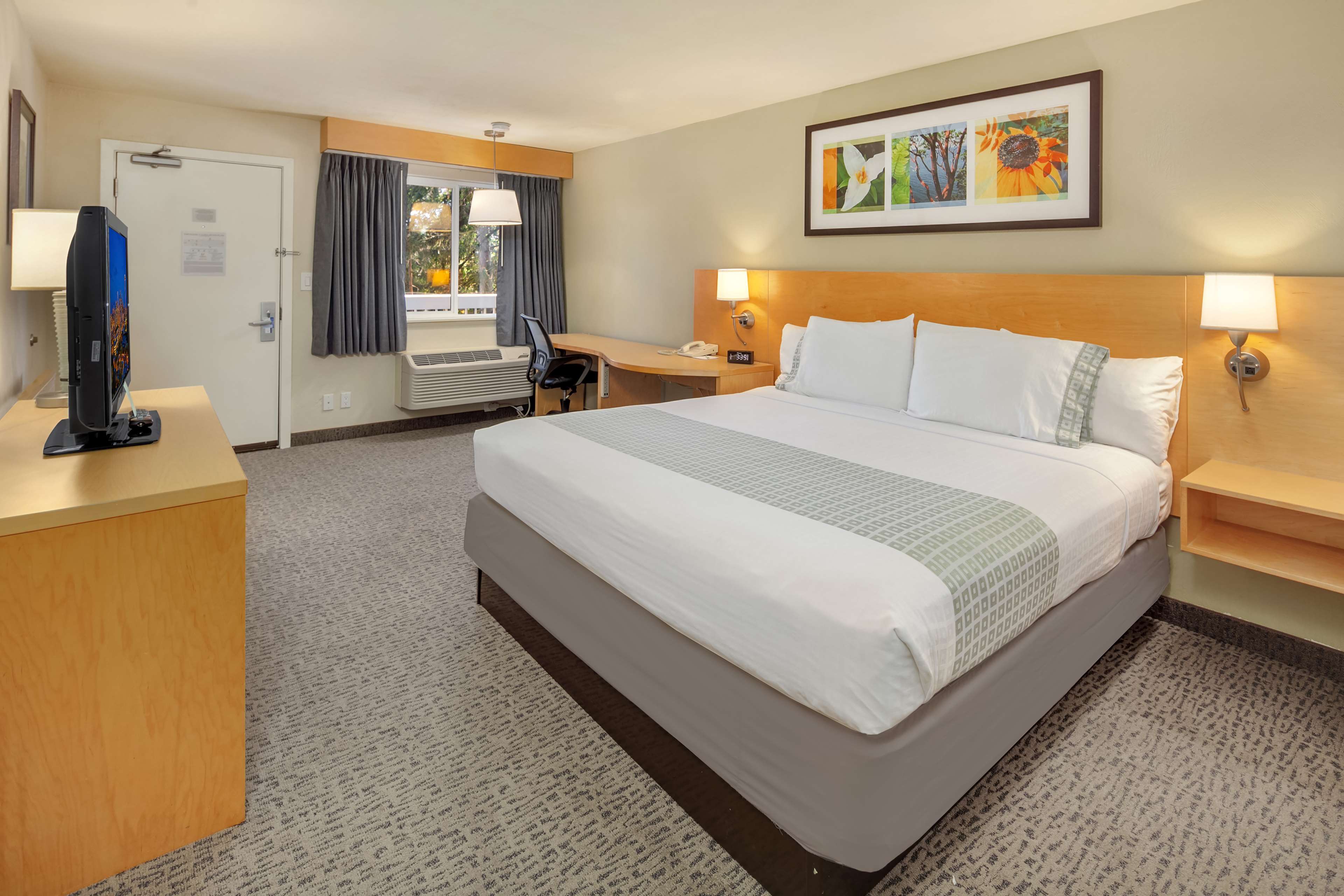 Hotel Nexus, BW Signature Collection Room Type - 1 King Bed, Non-Smoking, Microwave And Refrigerator, Work Desk, Wi-Fi