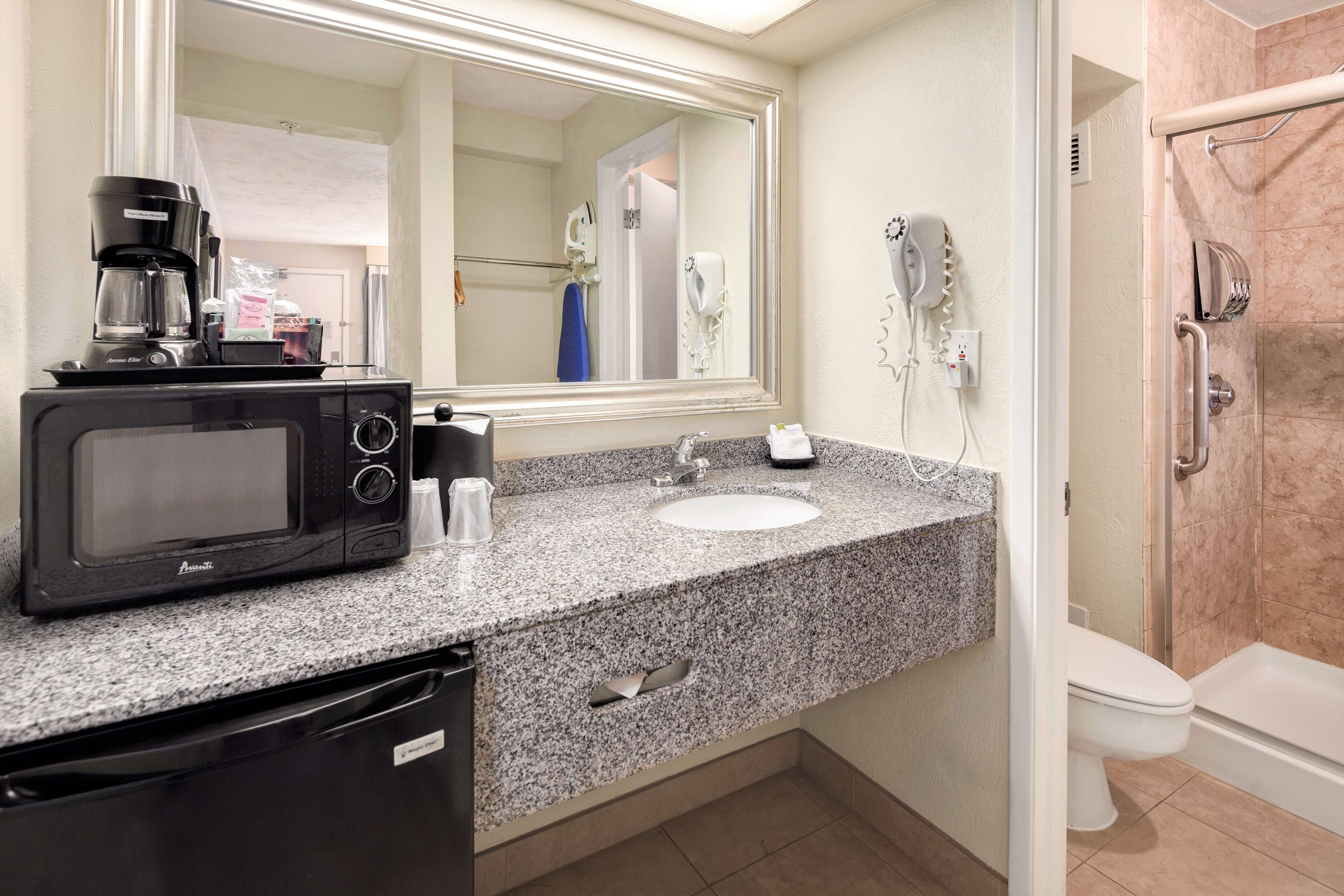 Hotel Nexus, BW Signature Collection Room Type - 1 King Bed, Non-Smoking, Two Person Jetted Tub, Microwave And Refrigerator, Rain Shower, Wi-Fi Hotel Nexus, BW Signature Collection Room Type - 1 King Bed, Non-Smoking, Two Person Jetted Tub, Microwave And Refrigerator, Rain Shower, Wi-Fi
