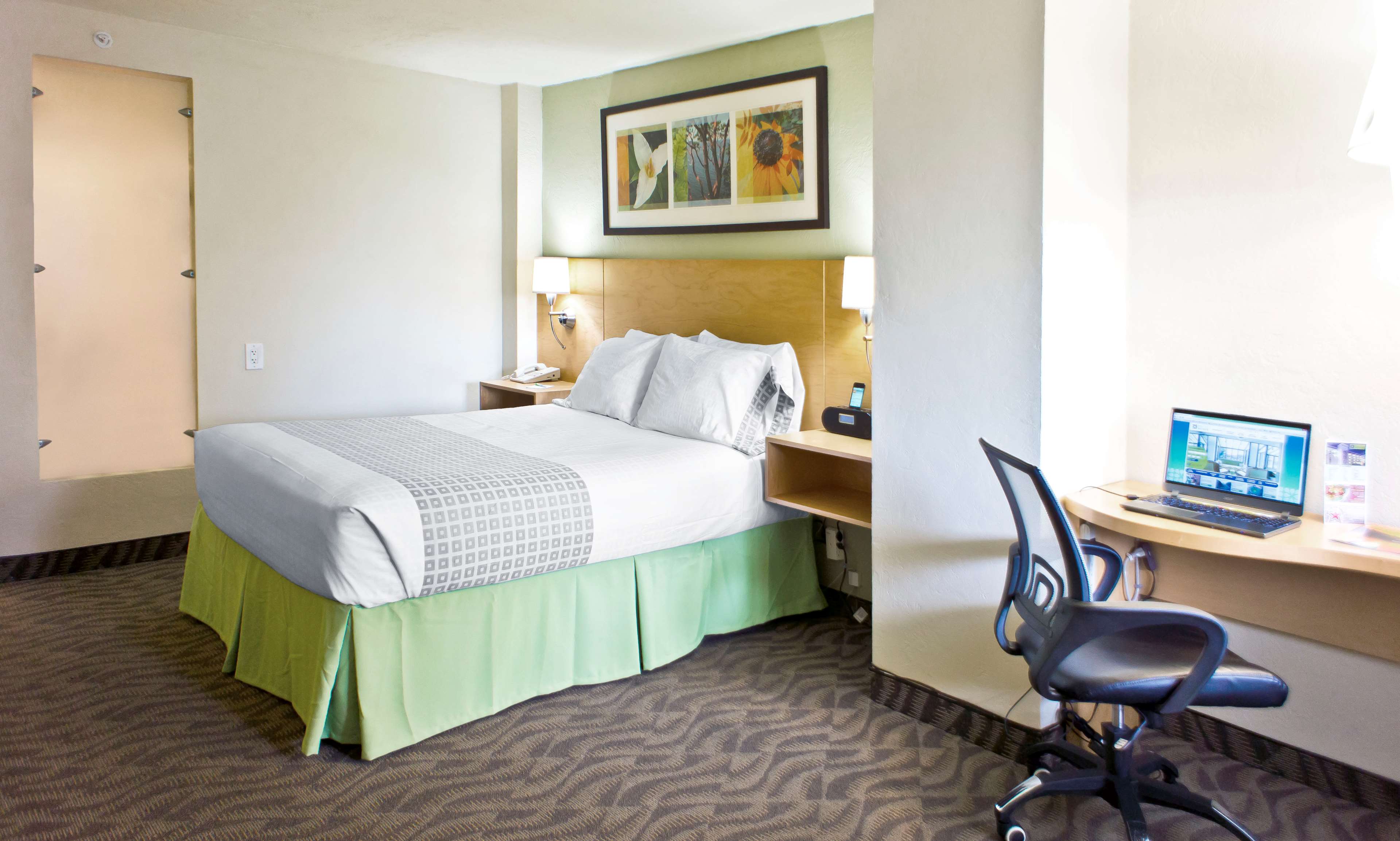 Hotel Nexus, BW Signature Collection Room Type - 1 Queen Bed, Non-Smoking, Microwave And Refrigerator, Work Desk, Wi-Fi