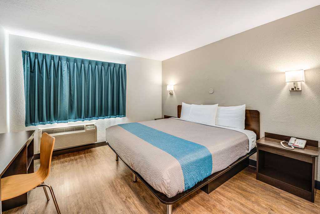 MOTEL 6 FORT WAYNE IN-guestroom-Guest Room,On-Site.jpg