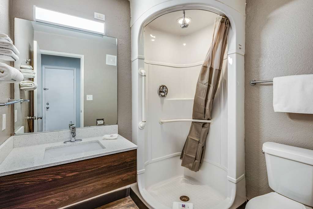 MOTEL 6 FORT WAYNE IN-guestroom-Guest Room,Bathroom,On-Site.jpg