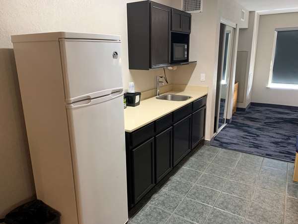  - SureStay Plus by Best Western Fort Sam Houston San Antonio - I-35 & I-410, Exit 164A