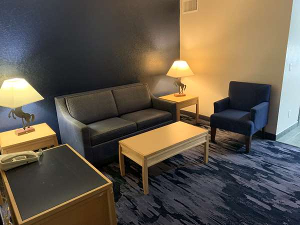  - SureStay Plus by Best Western Fort Sam Houston San Antonio - I-35 & I-410, Exit 164A