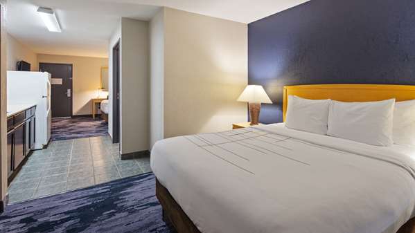  - SureStay Plus by Best Western Fort Sam Houston San Antonio - I-35 & I-410, Exit 164A