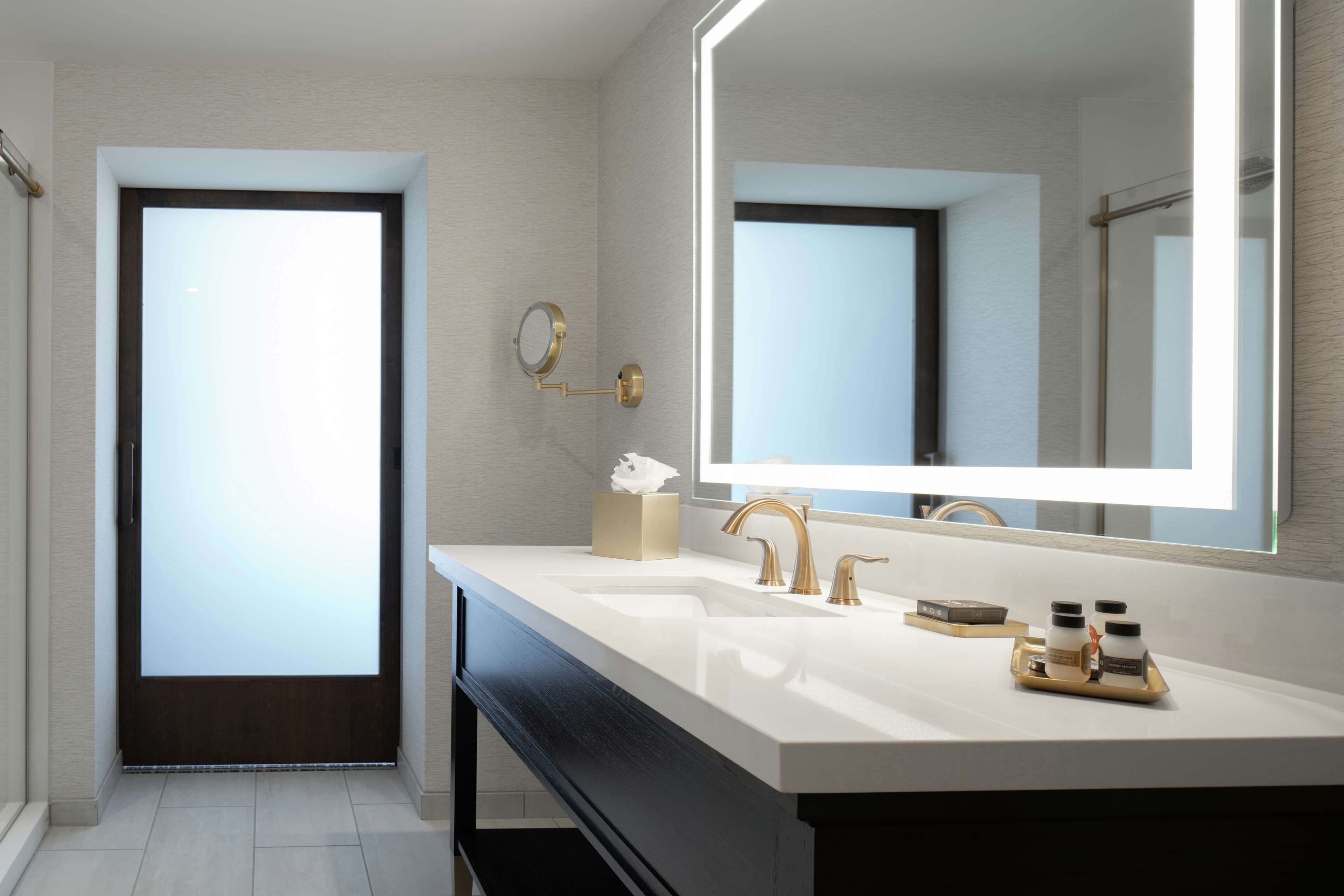 The Axis Moline Hotel, Tapestry Collection By Hilton Room Type - 1 KING BED ACC W BATHTUB