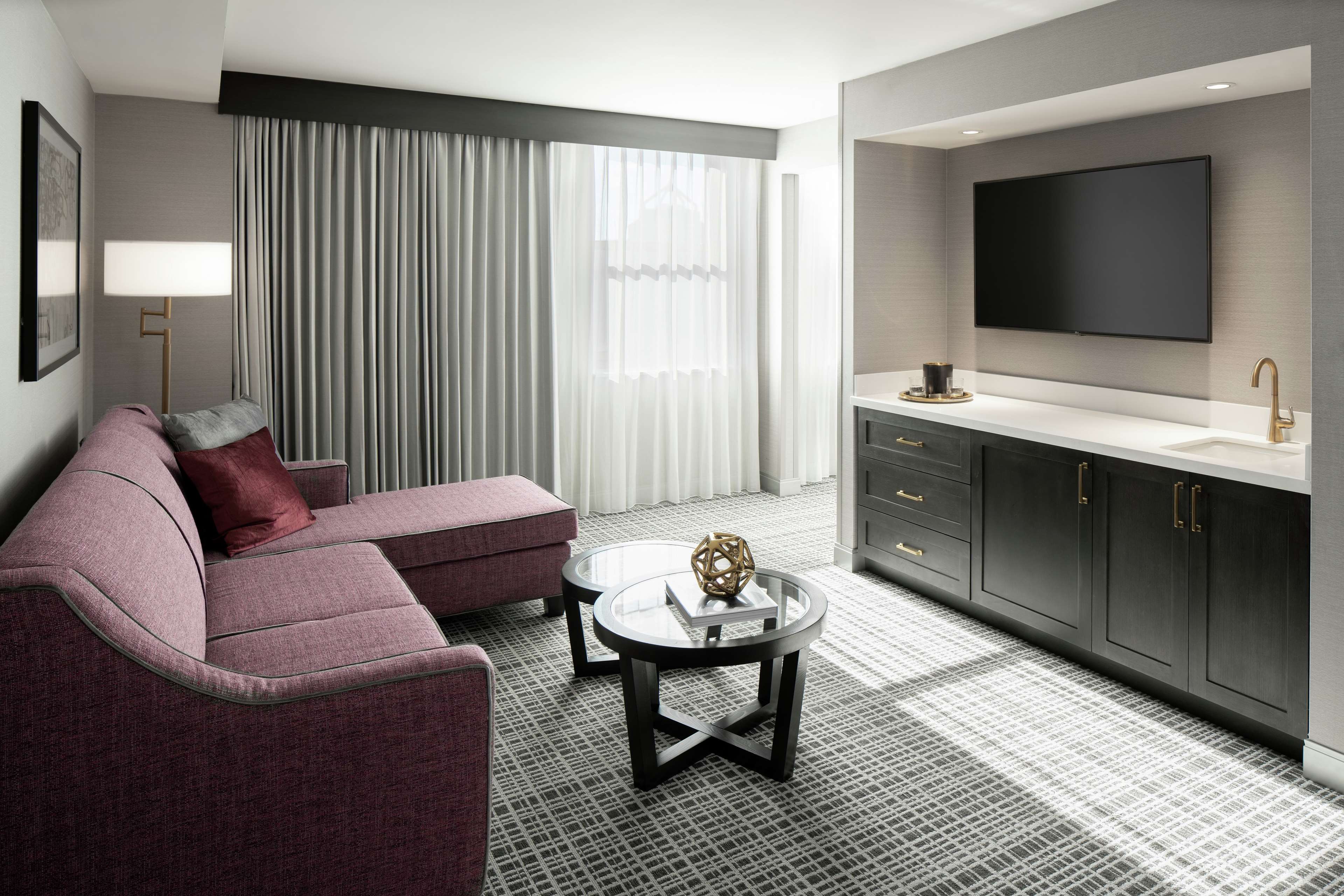 The Axis Moline Hotel, Tapestry Collection By Hilton Room Type - 1KNG 1BDRM STE HEARING ACC