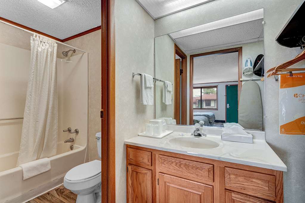 DAYS INN BY WYNDHAM LIVERPOOL/SYRAC-guestroom-Guest Room,Bathroom,On-Site.jpg