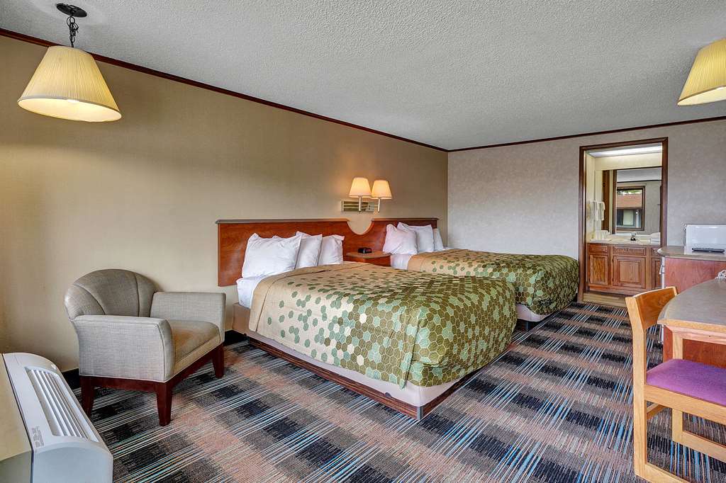 DAYS INN BY WYNDHAM LIVERPOOL/SYRAC-guestroom-Guest Room,On-Site.jpg