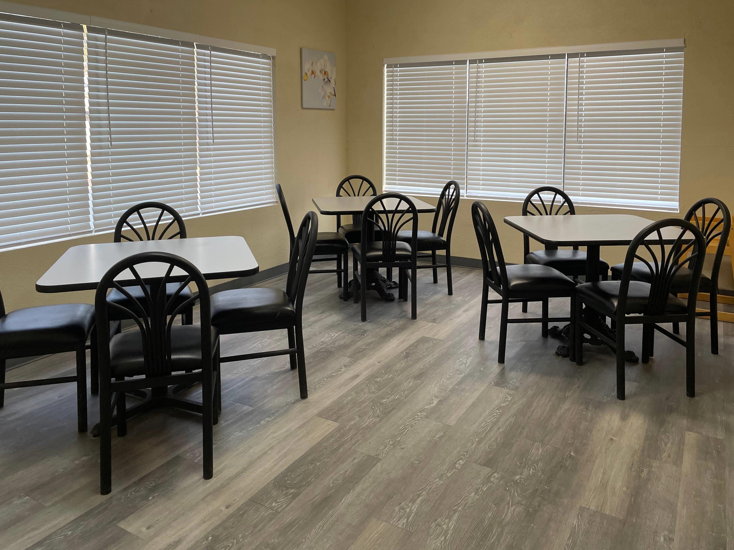 Breakfast area | Econo Lodge Inn & Suites