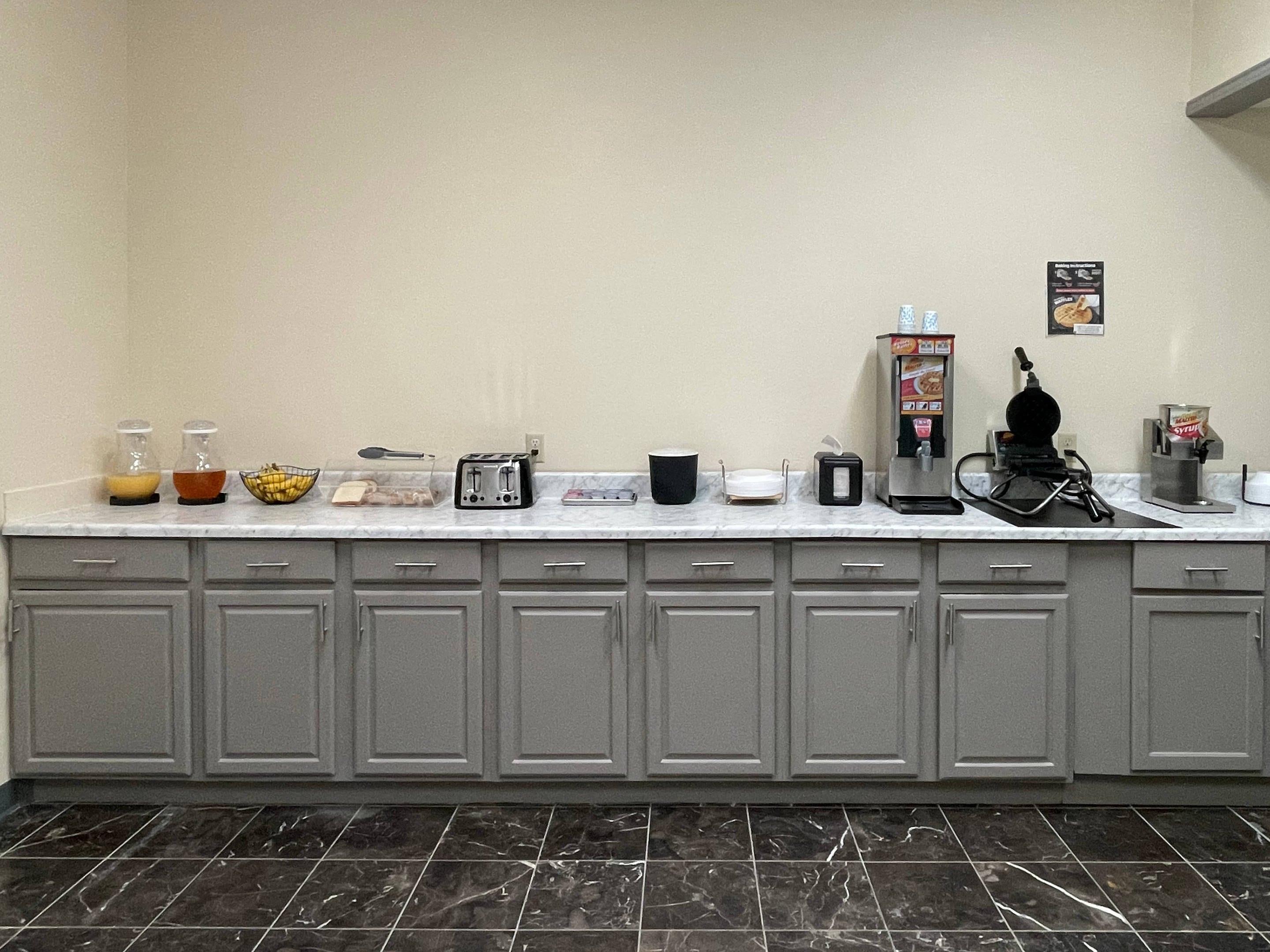 Breakfast area | Econo Lodge Inn & Suites