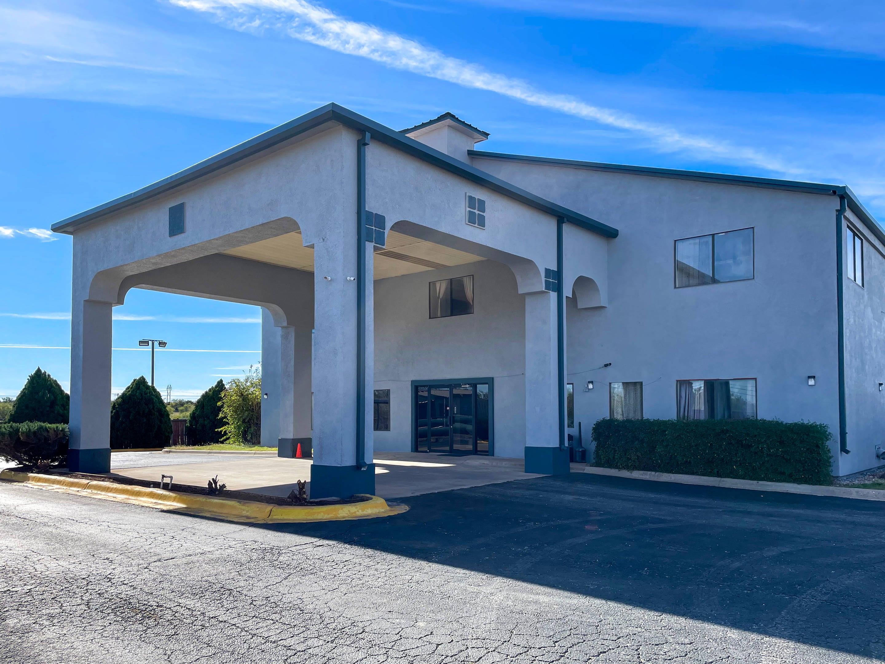 Hotel exterior | Econo Lodge Inn & Suites