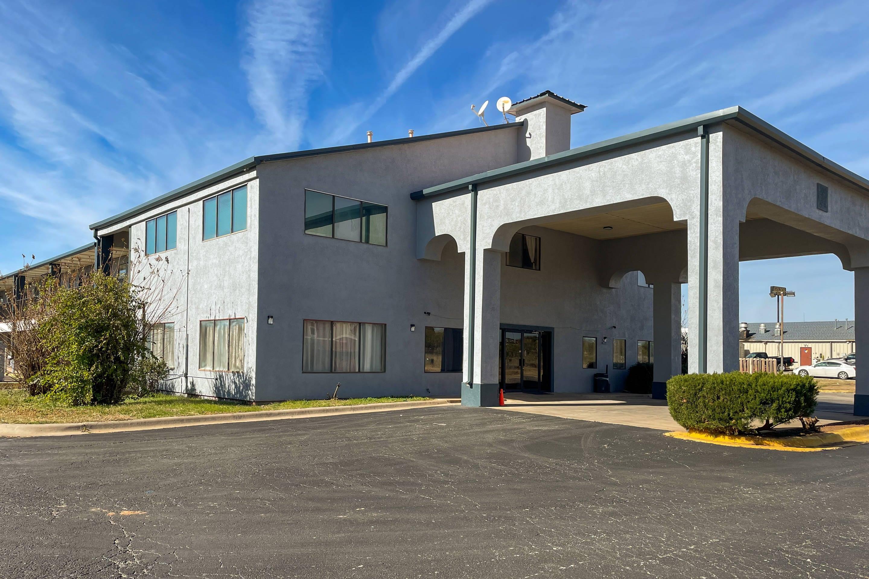 Hotel exterior | Econo Lodge Inn & Suites