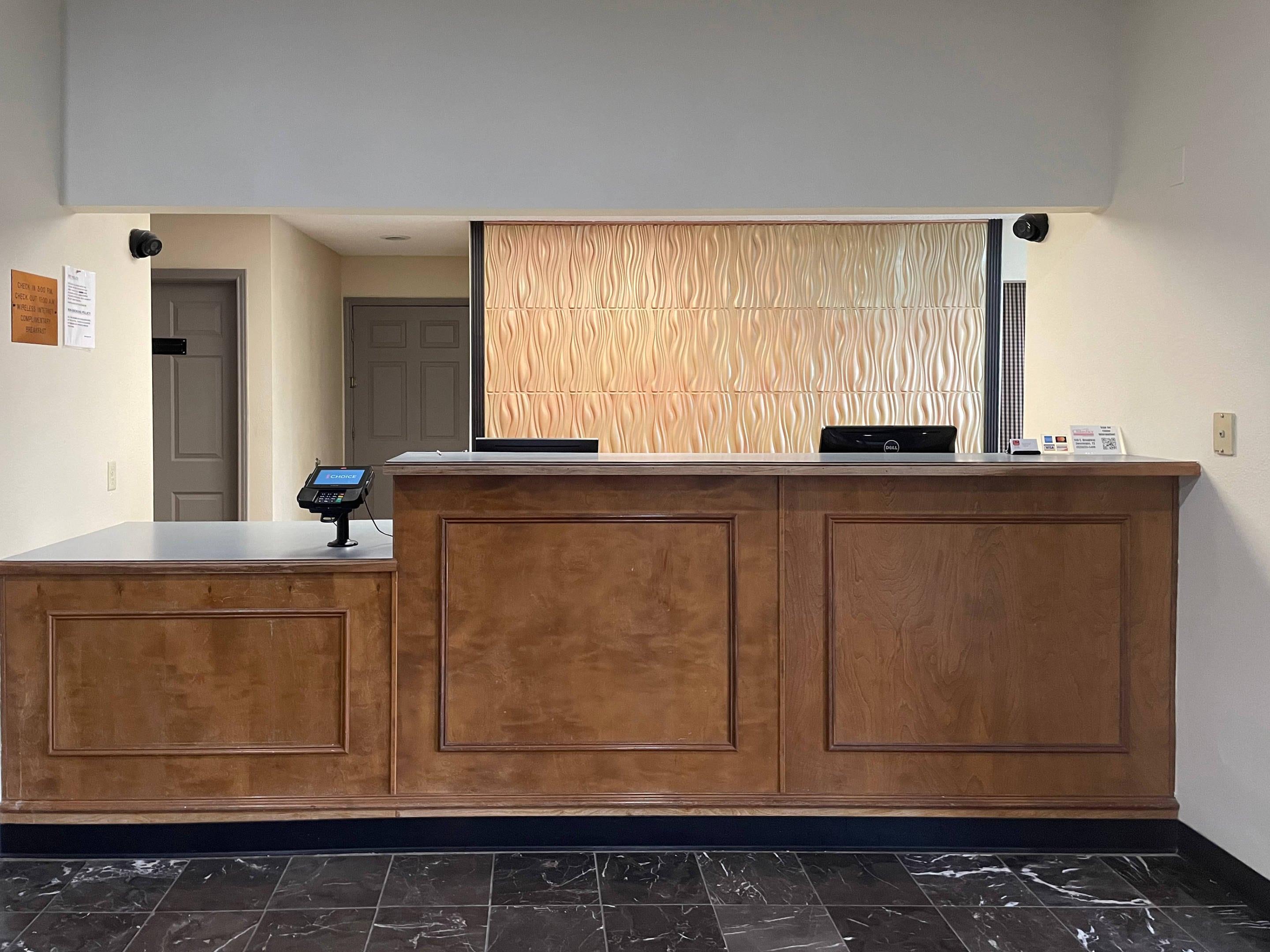 Front desk | Econo Lodge Inn & Suites