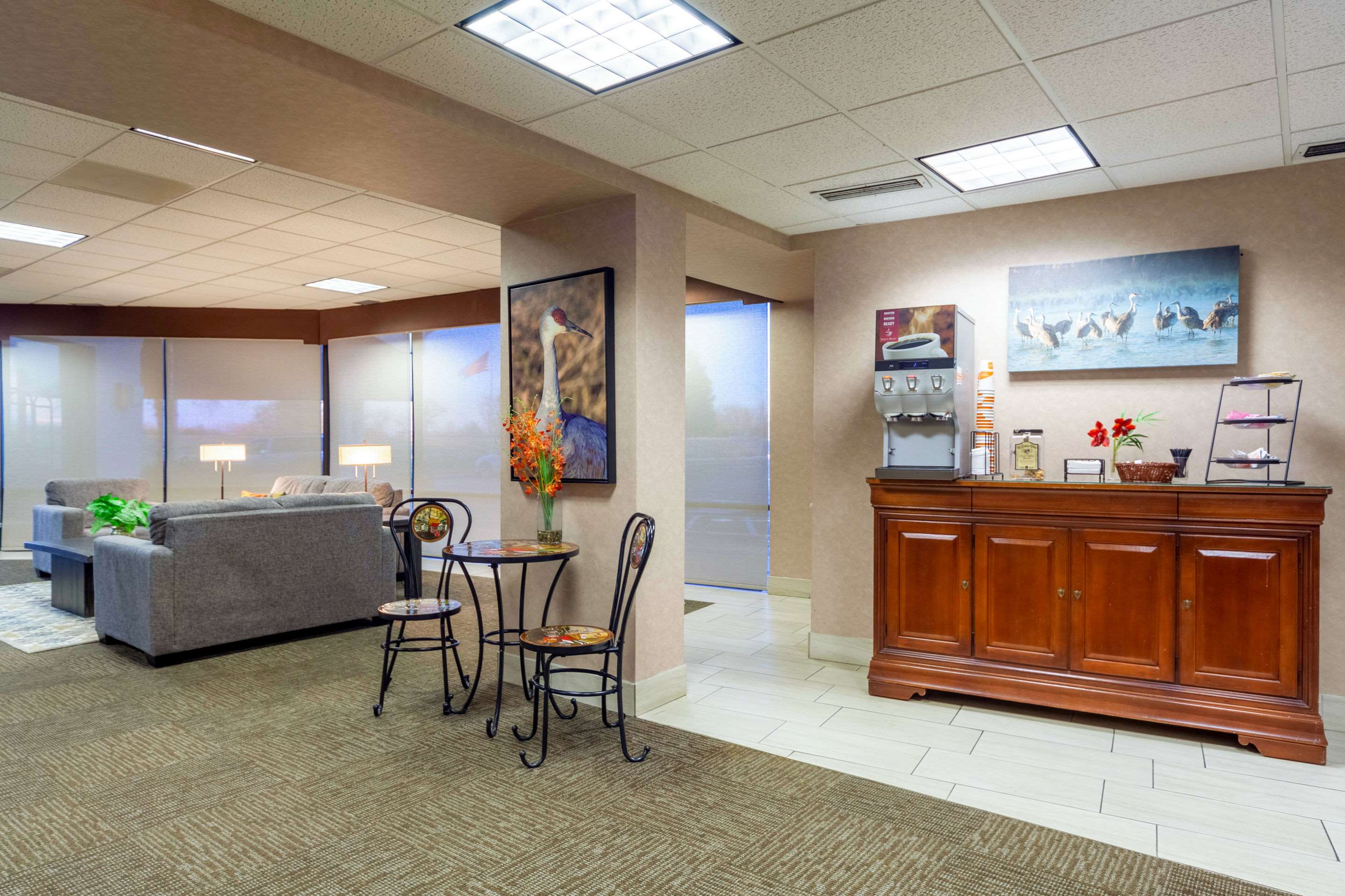 Hotel lobby | Suburban Studios I-80 Grand Island
