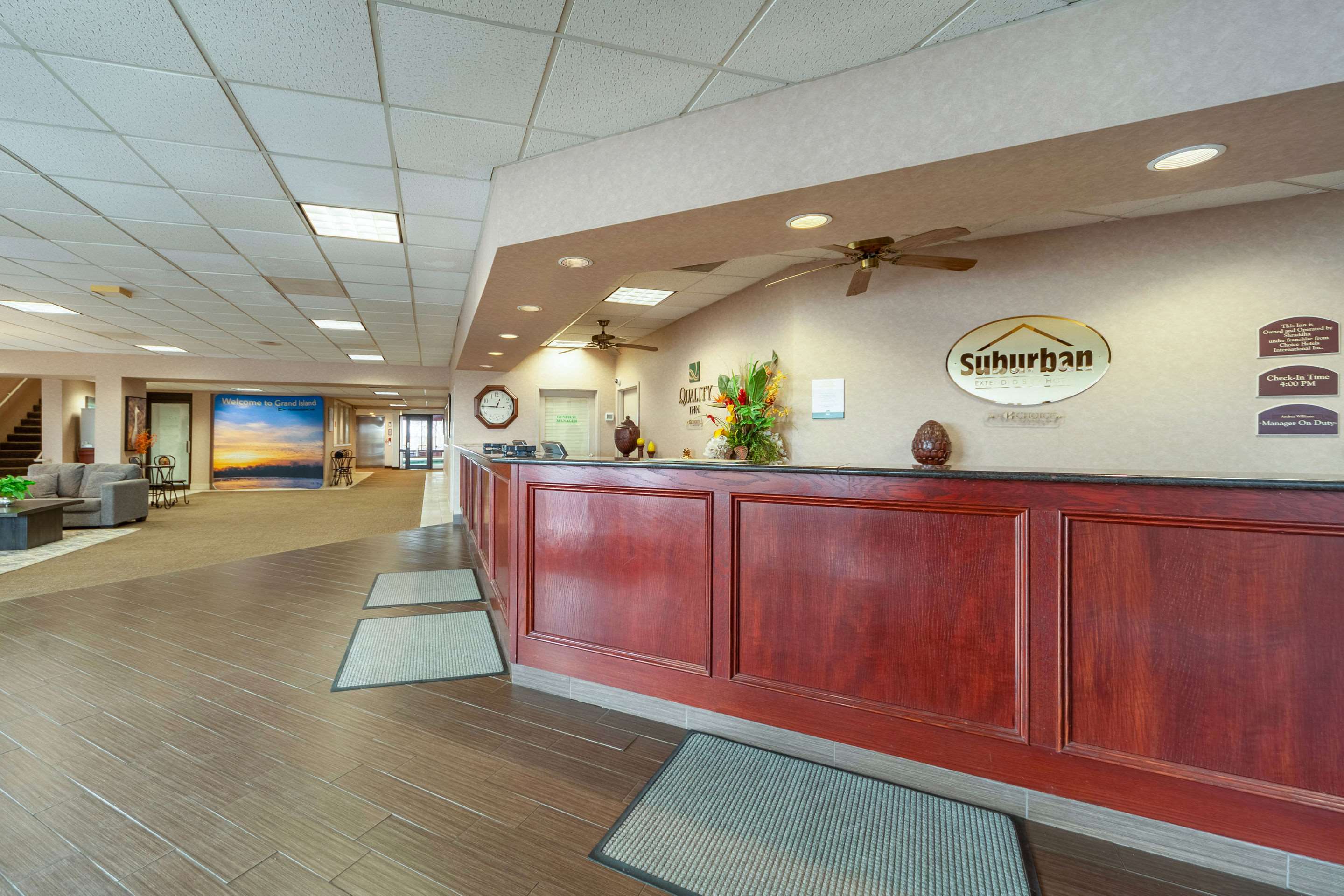 Front desk | Suburban Studios I-80 Grand Island