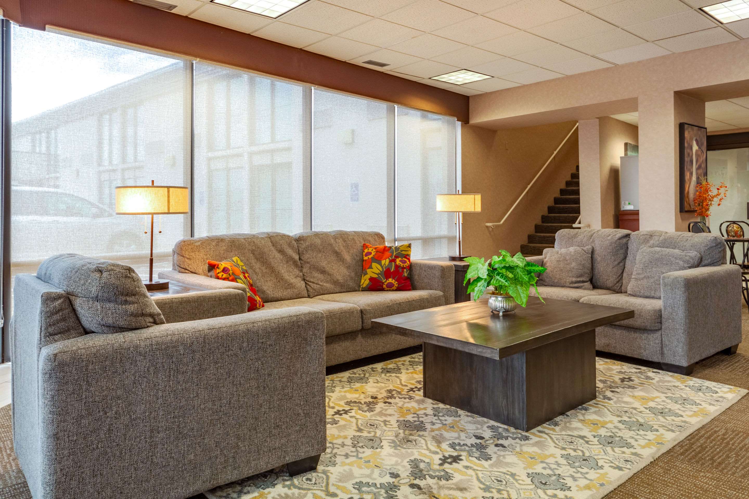 Hotel lobby | Suburban Studios I-80 Grand Island