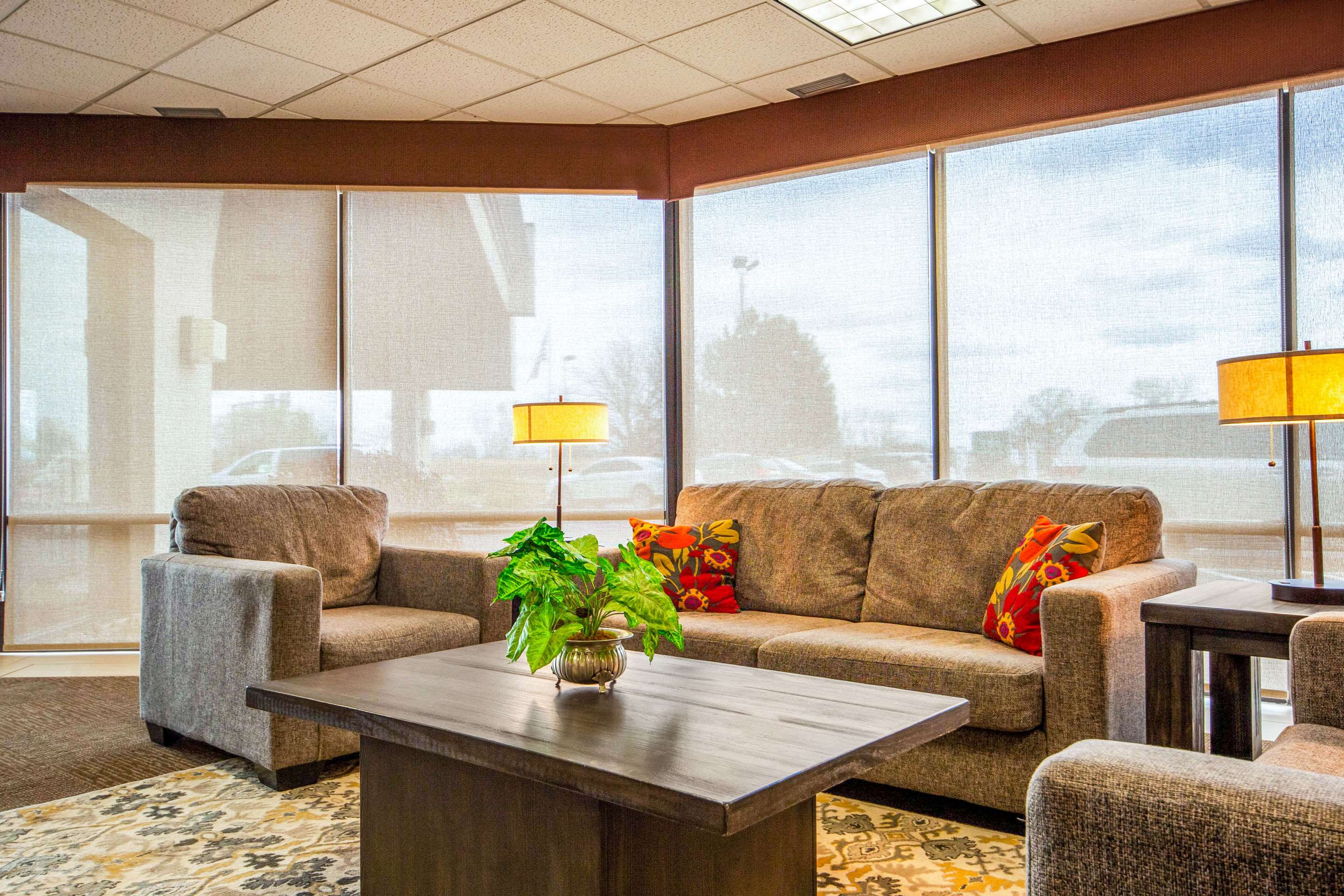 Hotel lobby | Suburban Studios I-80 Grand Island