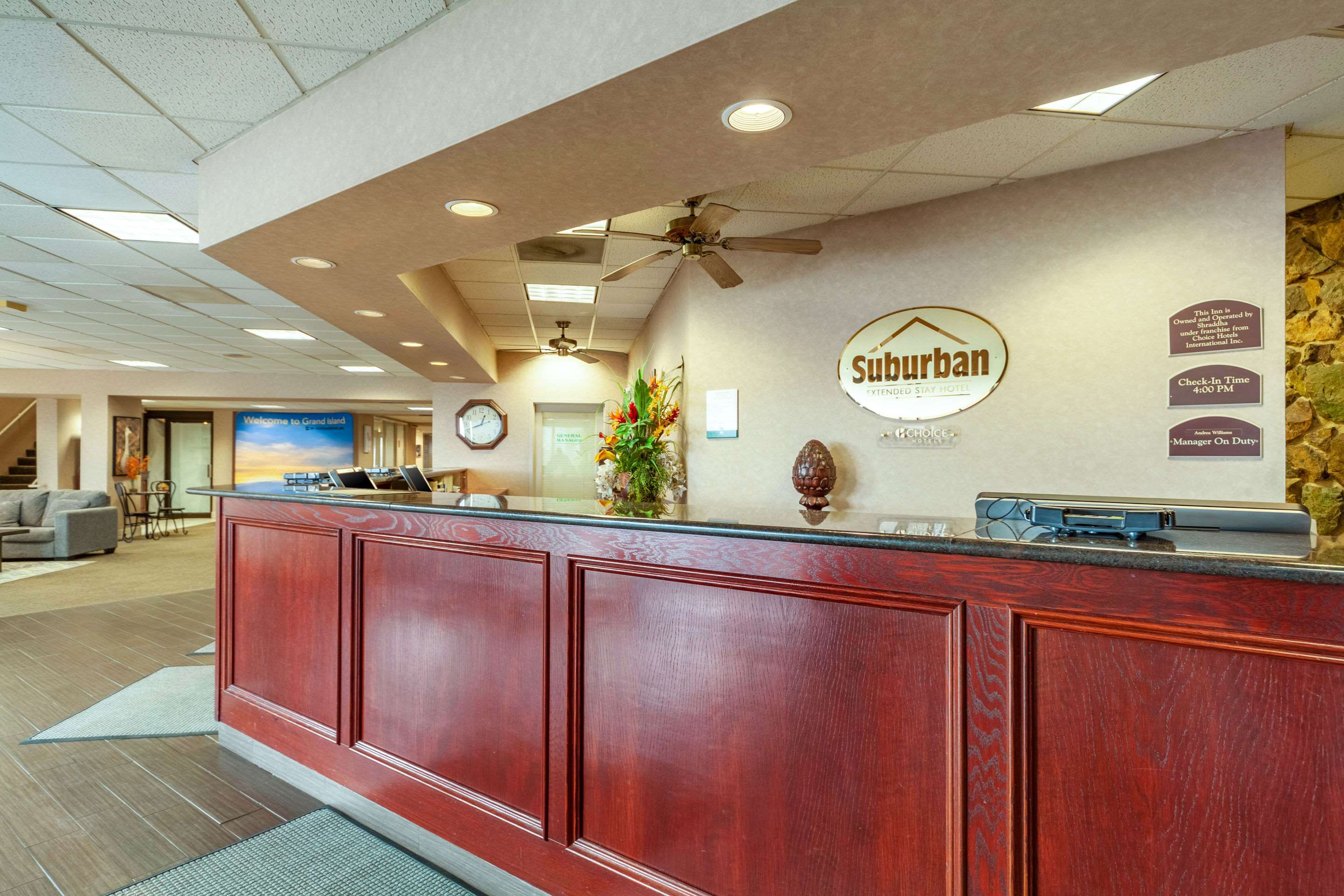 Front desk | Suburban Studios I-80 Grand Island