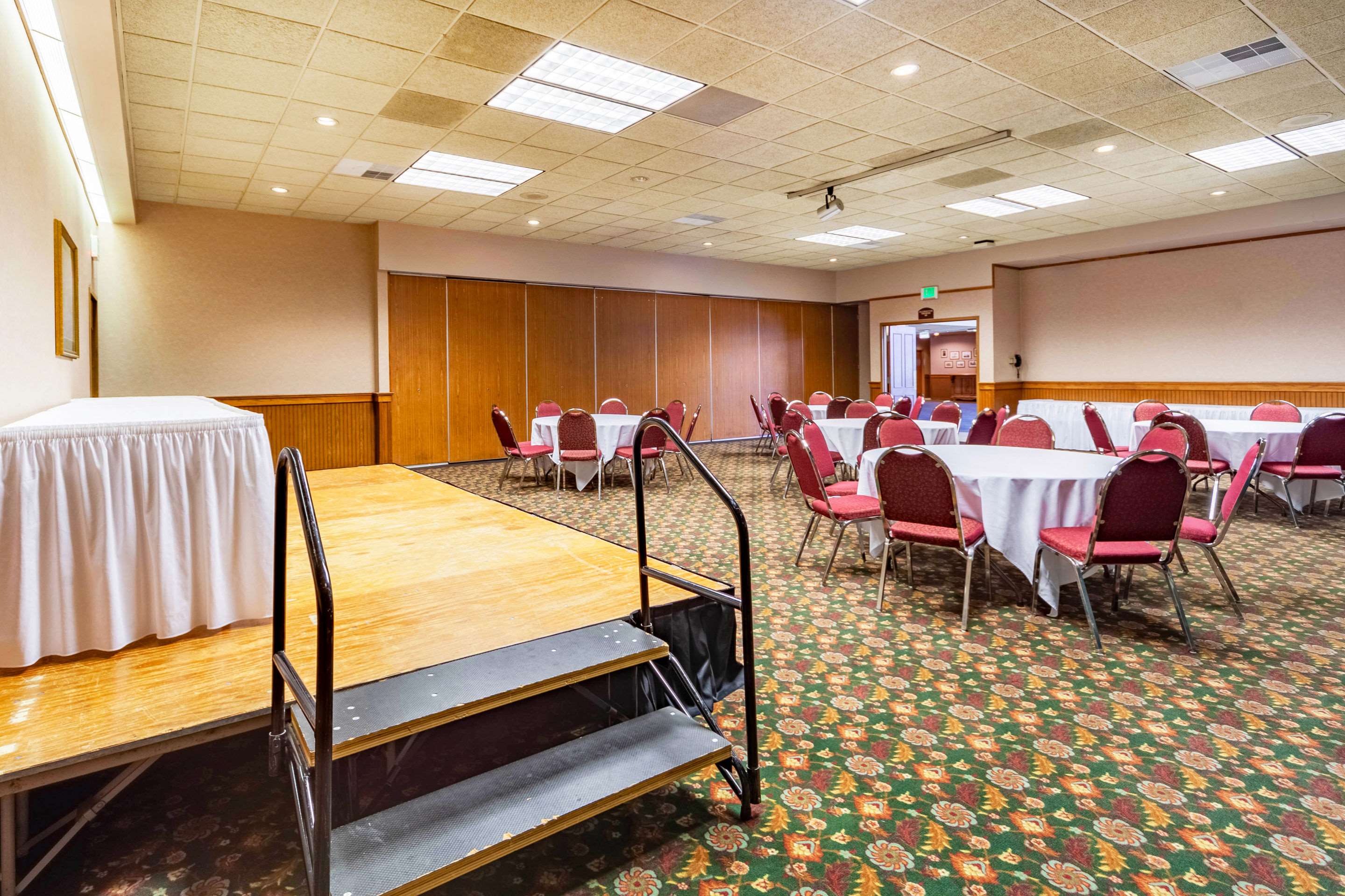 Meeting room | Suburban Studios I-80 Grand Island