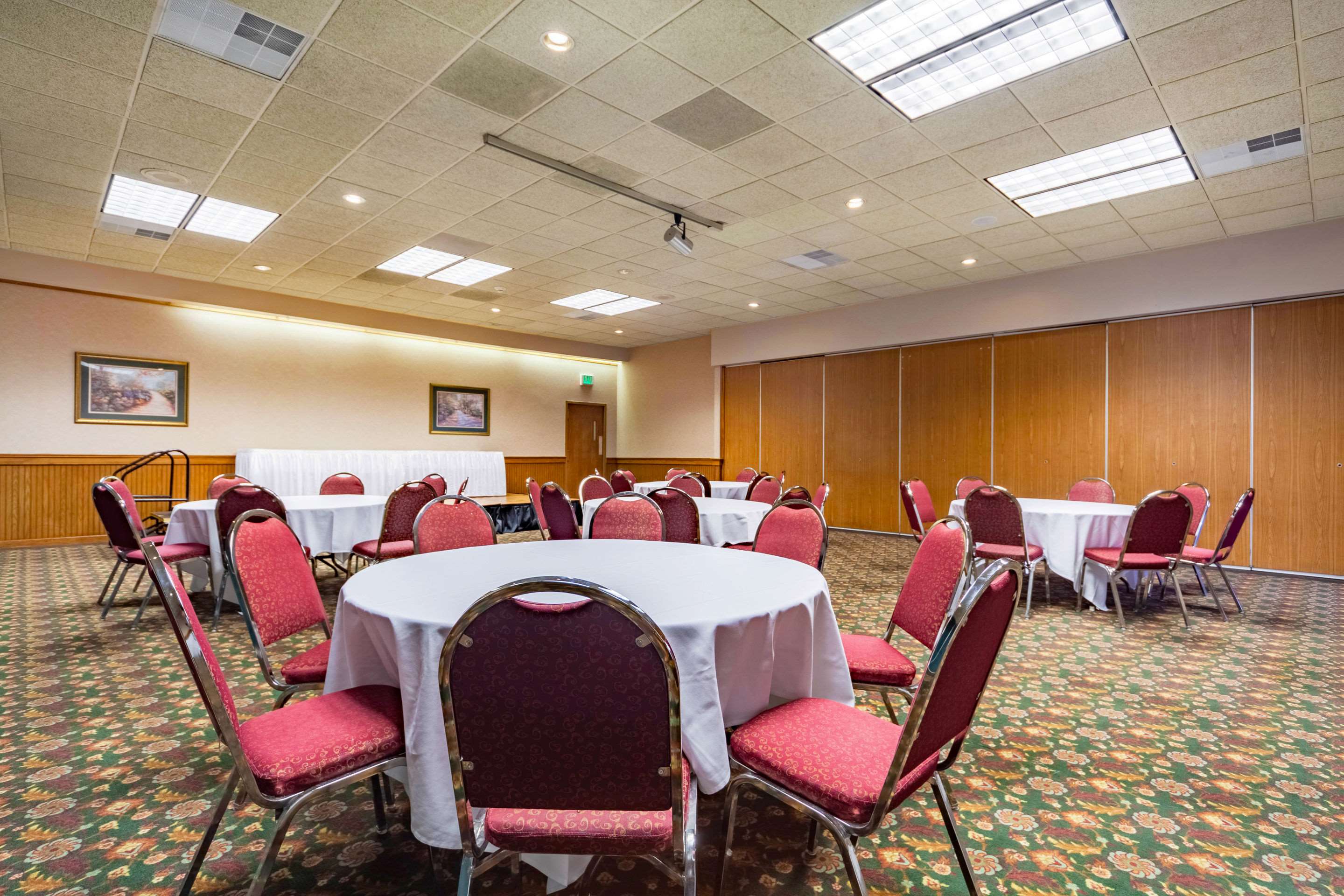 Meeting room | Suburban Studios I-80 Grand Island