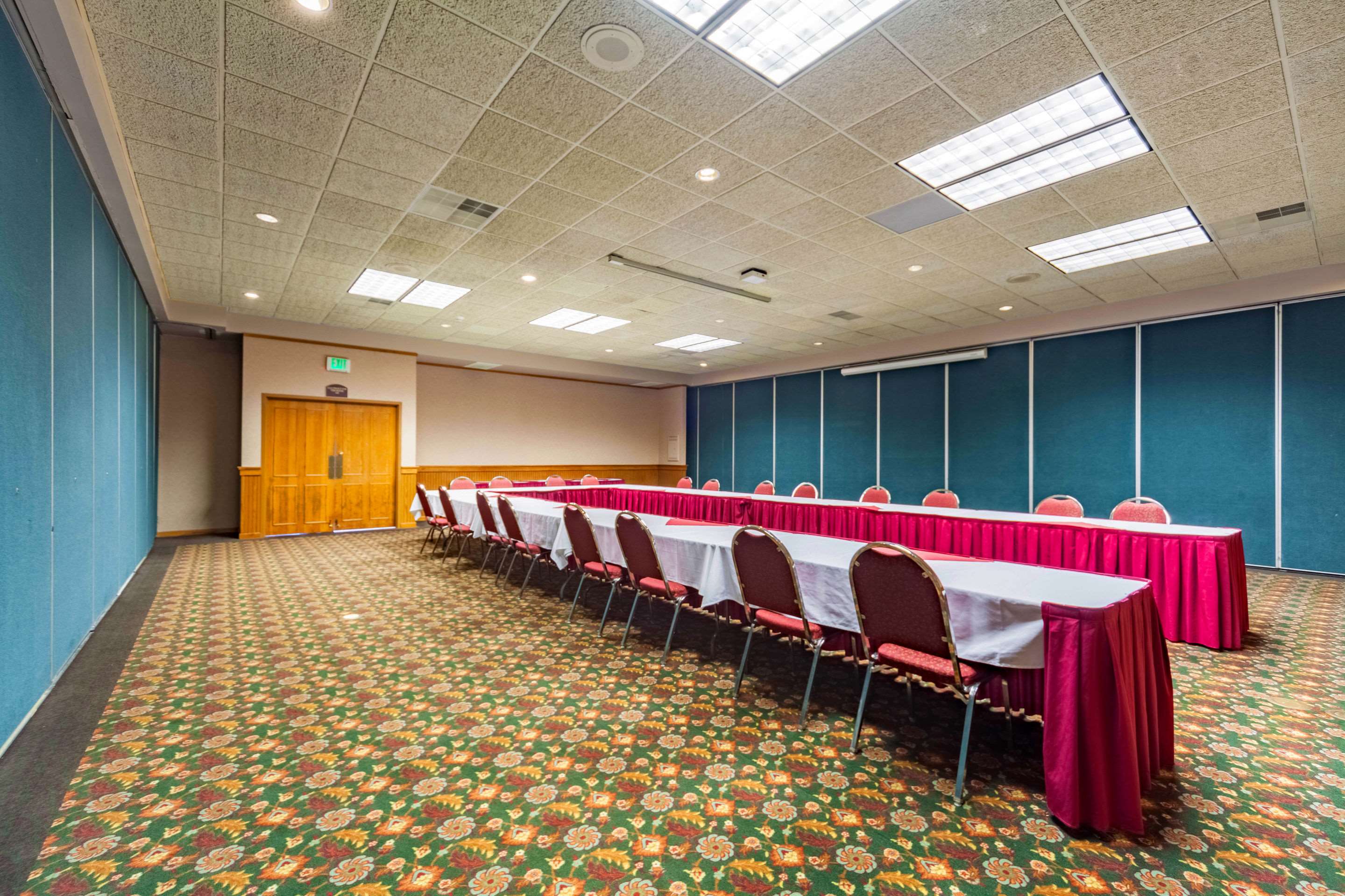 Meeting room | Suburban Studios I-80 Grand Island