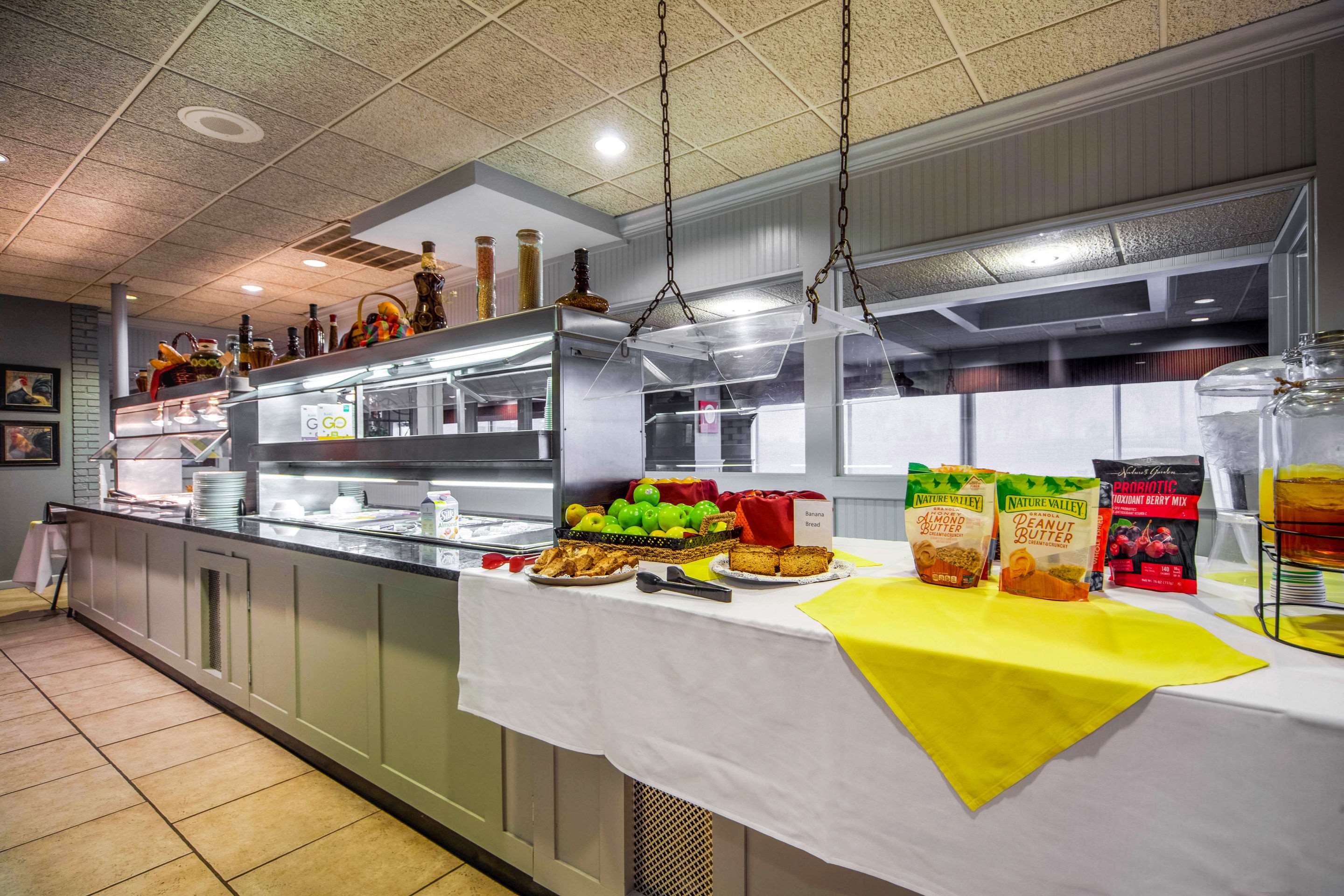 On-site restaurant | Suburban Studios I-80 Grand Island