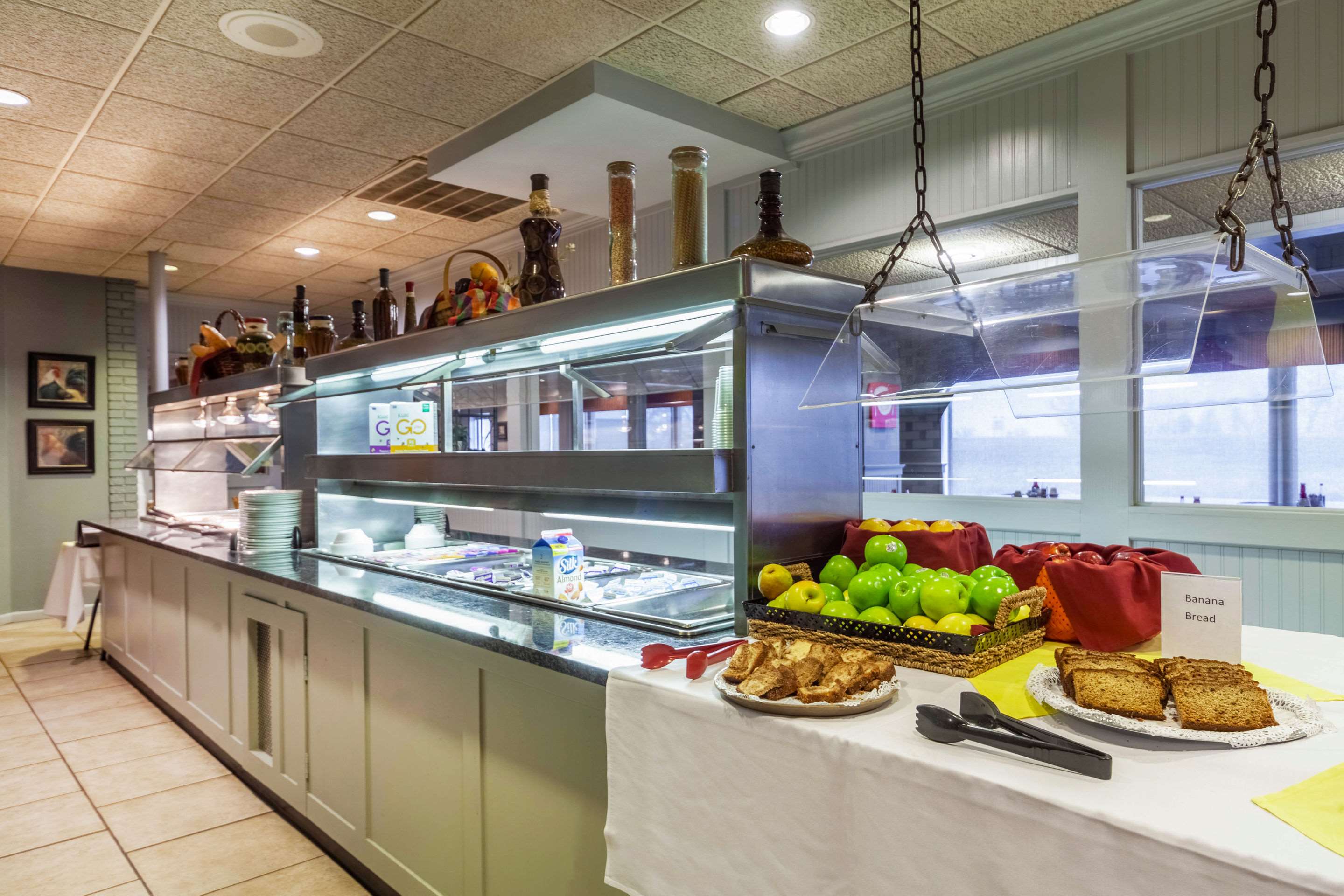 On-site restaurant | Suburban Studios I-80 Grand Island