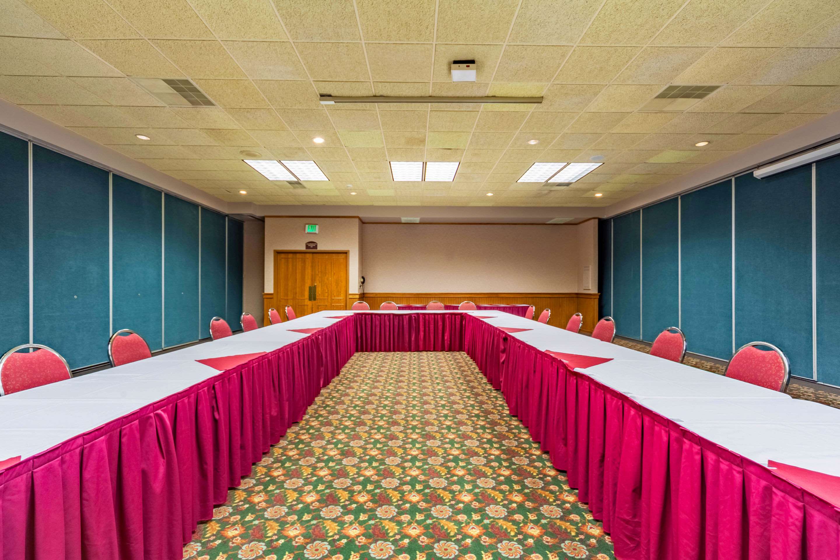 Meeting room | Suburban Studios I-80 Grand Island