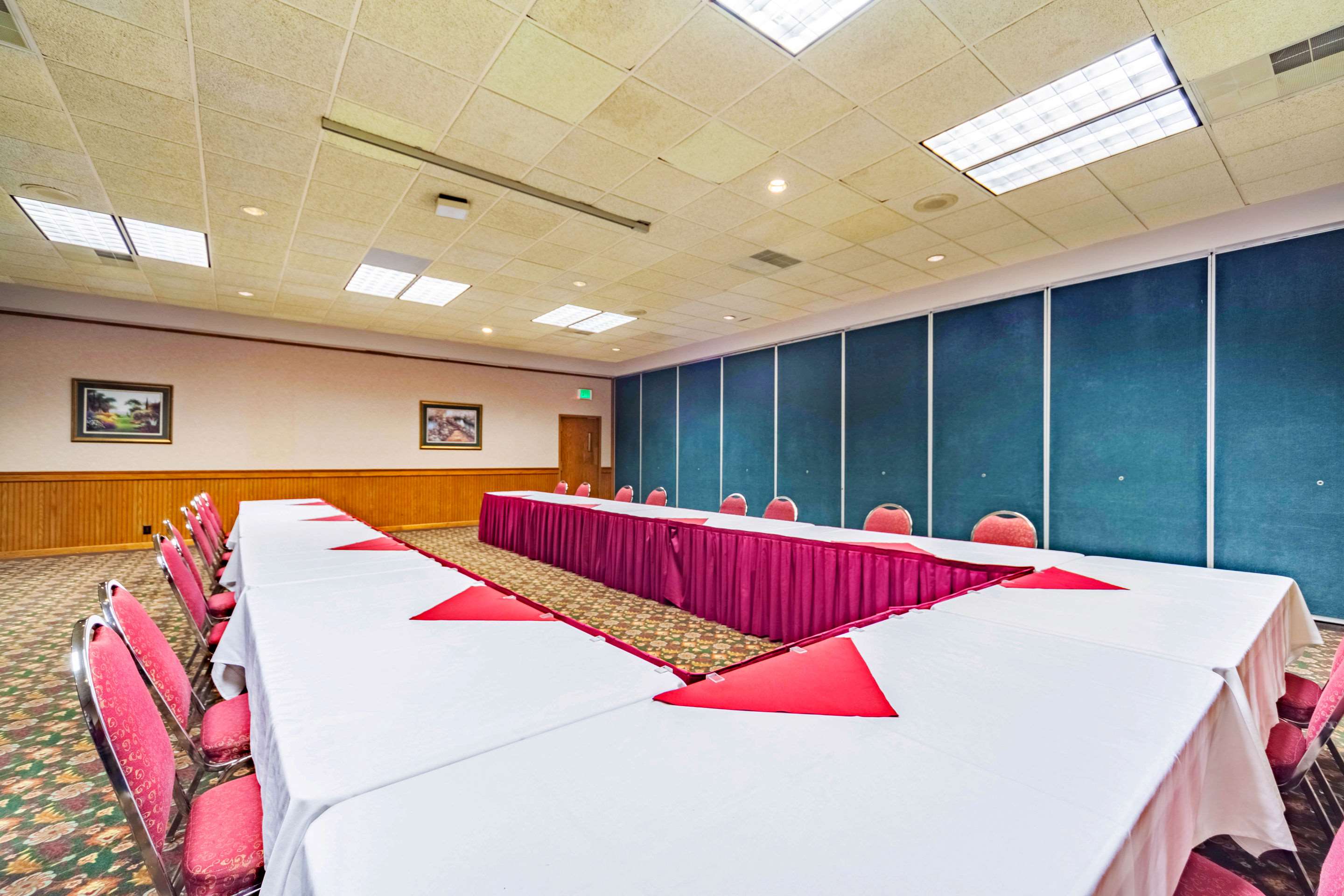 Meeting room | Suburban Studios I-80 Grand Island