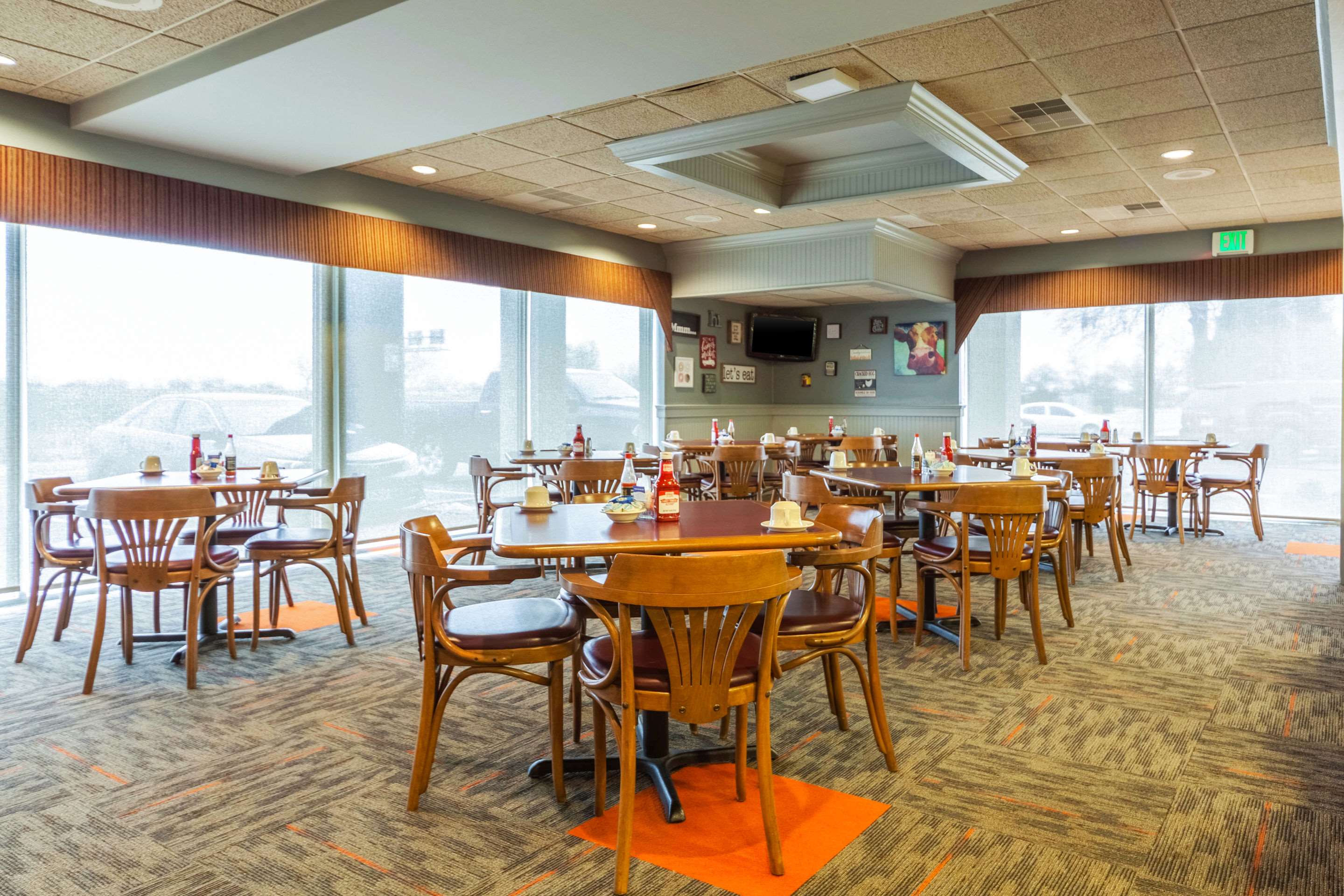 On-site restaurant | Suburban Studios I-80 Grand Island