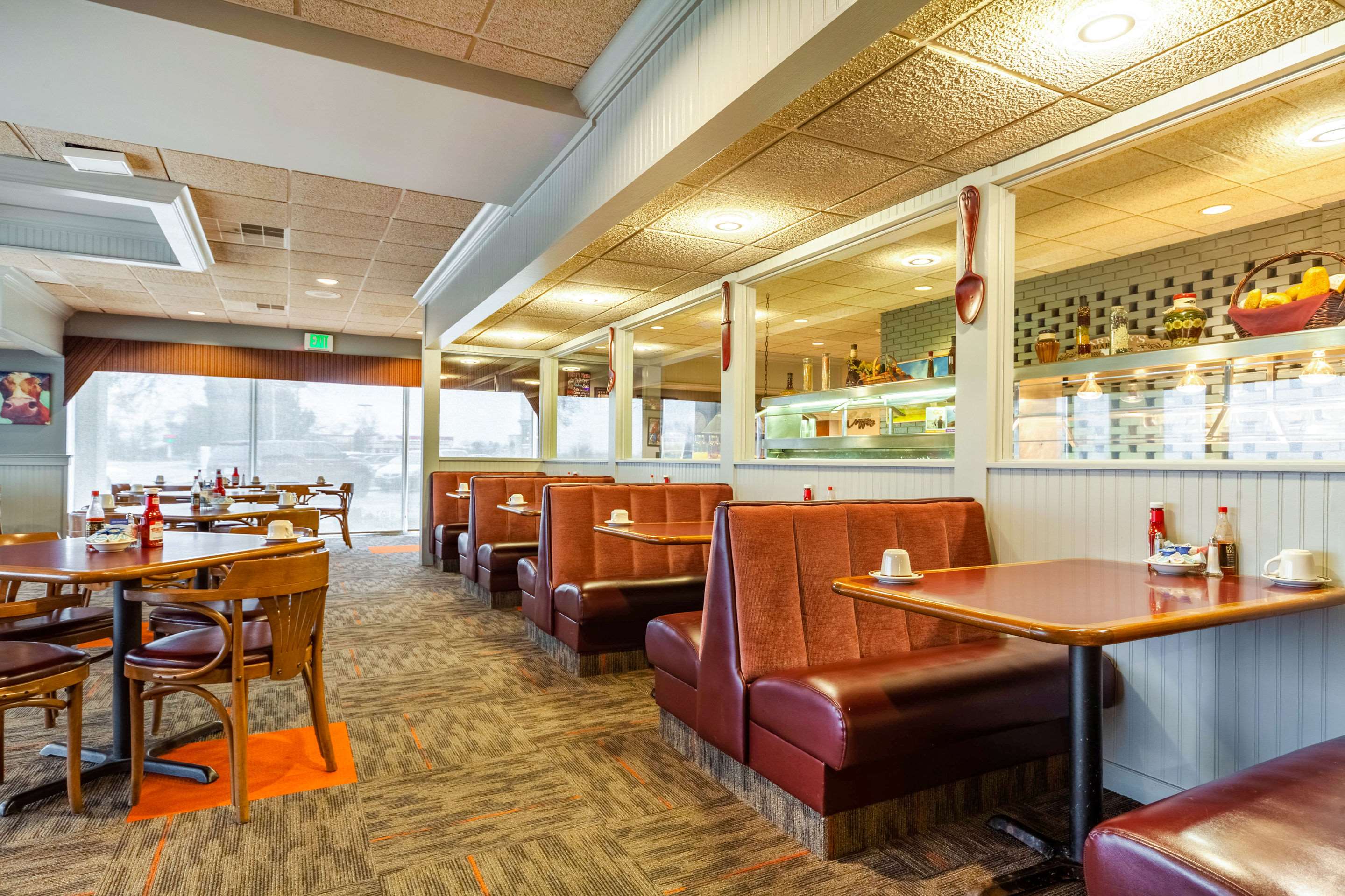 On-site restaurant | Suburban Studios I-80 Grand Island