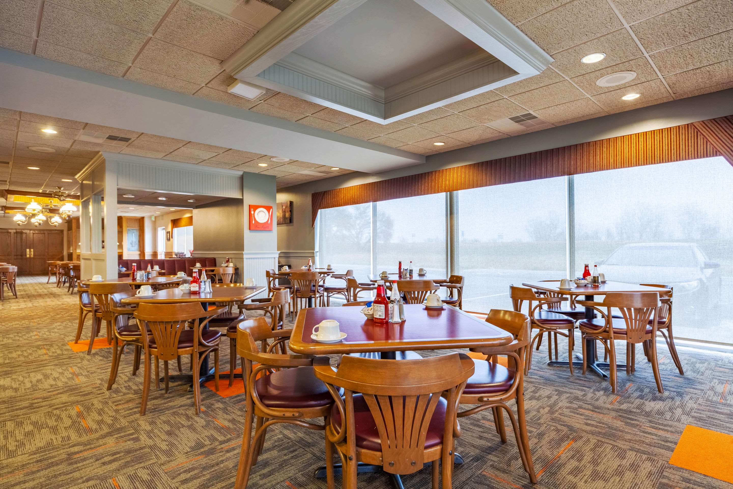 On-site restaurant | Suburban Studios I-80 Grand Island