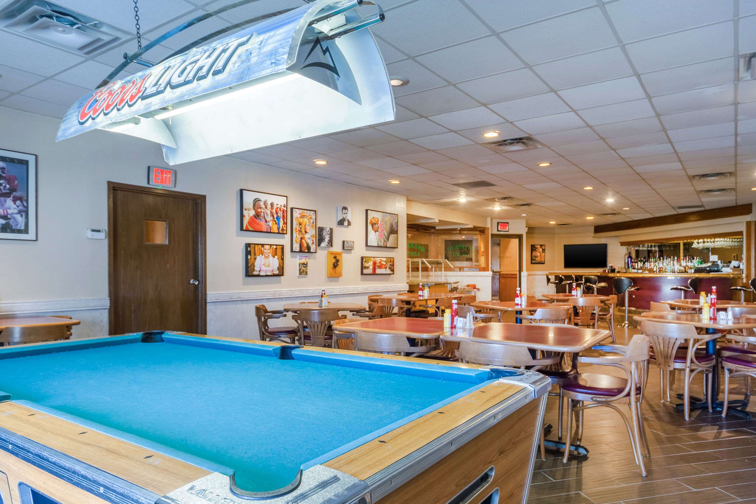 Cocktail lounge | Suburban Studios I-80 Grand Island