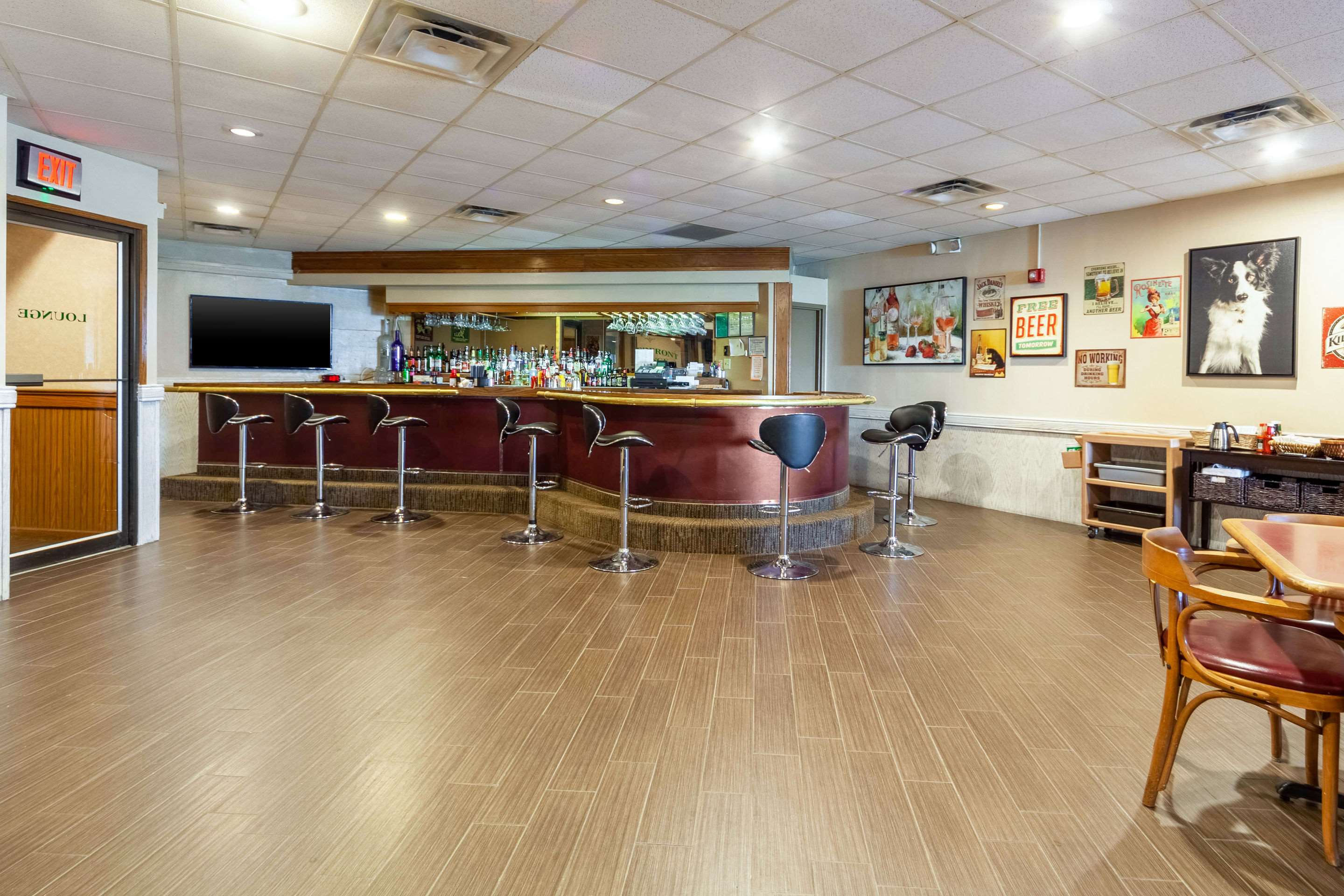 Cocktail lounge | Suburban Studios I-80 Grand Island