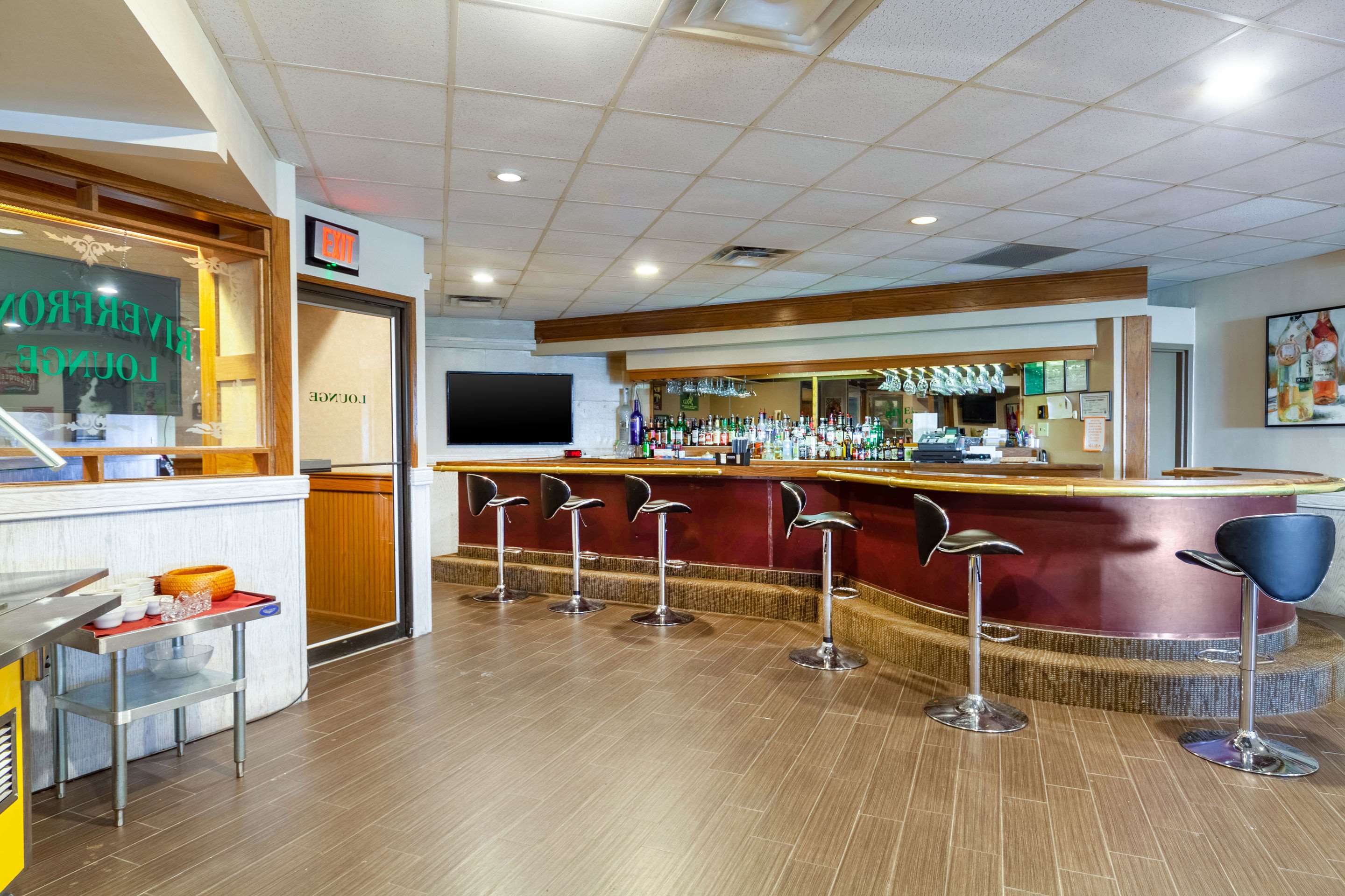 Cocktail lounge | Suburban Studios I-80 Grand Island