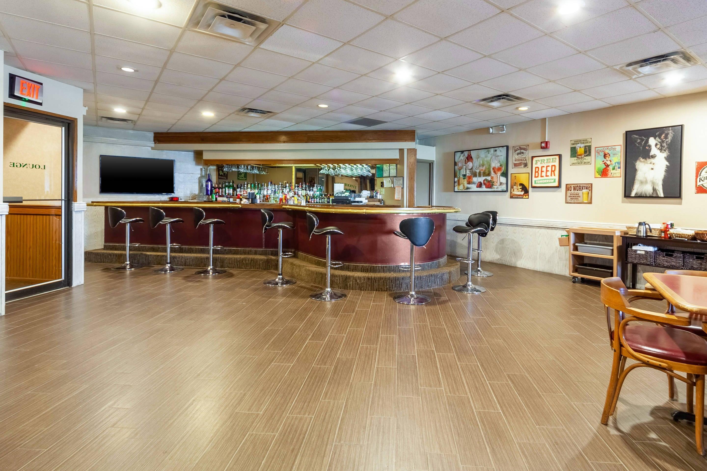 Cocktail lounge