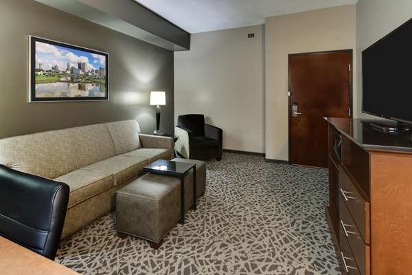  - Drury Inn & Suites Orange Village Beachwood - I-271, Exit 28B